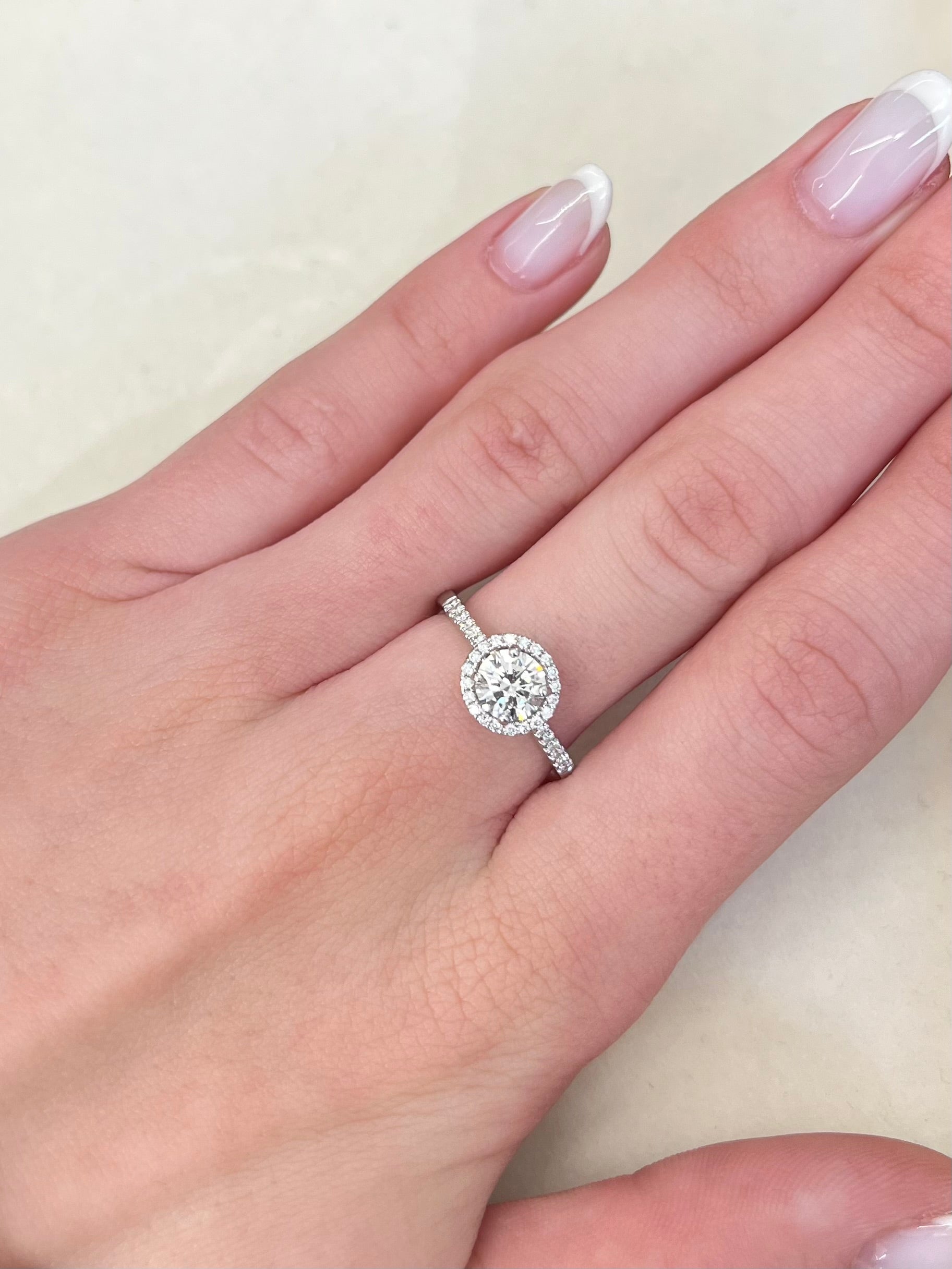 Découvrez cette élégante bague solitaire en or blanc, mettant en valeur un diamant naturel rond de 0,78 ct, qualité F-VVS2. Sublimée par 32 petits diamants de 0,01 ct chacun, cette bague est un choix parfait pour une occasion spéciale. Chaque bijou est soigneusement présenté dans un écrin raffiné, idéal pour un cadeau inoubliable.