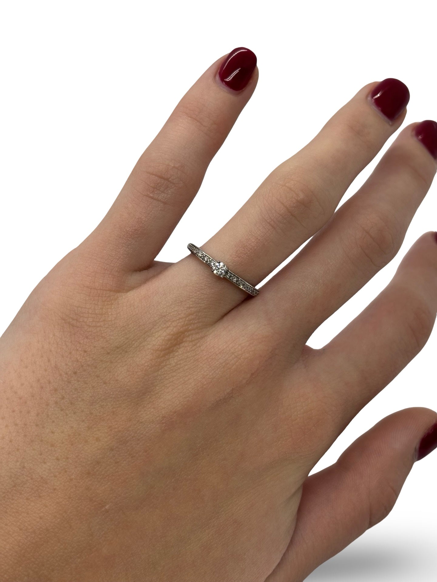Élégante bague solitaire en or blanc, sublimée par un diamant central de 0,24 carat d’une brillance exceptionnelle. Un bijou raffiné qui incarne la pureté et l’éclat intemporel du diamant, parfait pour une demande en mariage ou pour symboliser un amour éternel avec finesse et sophistication.