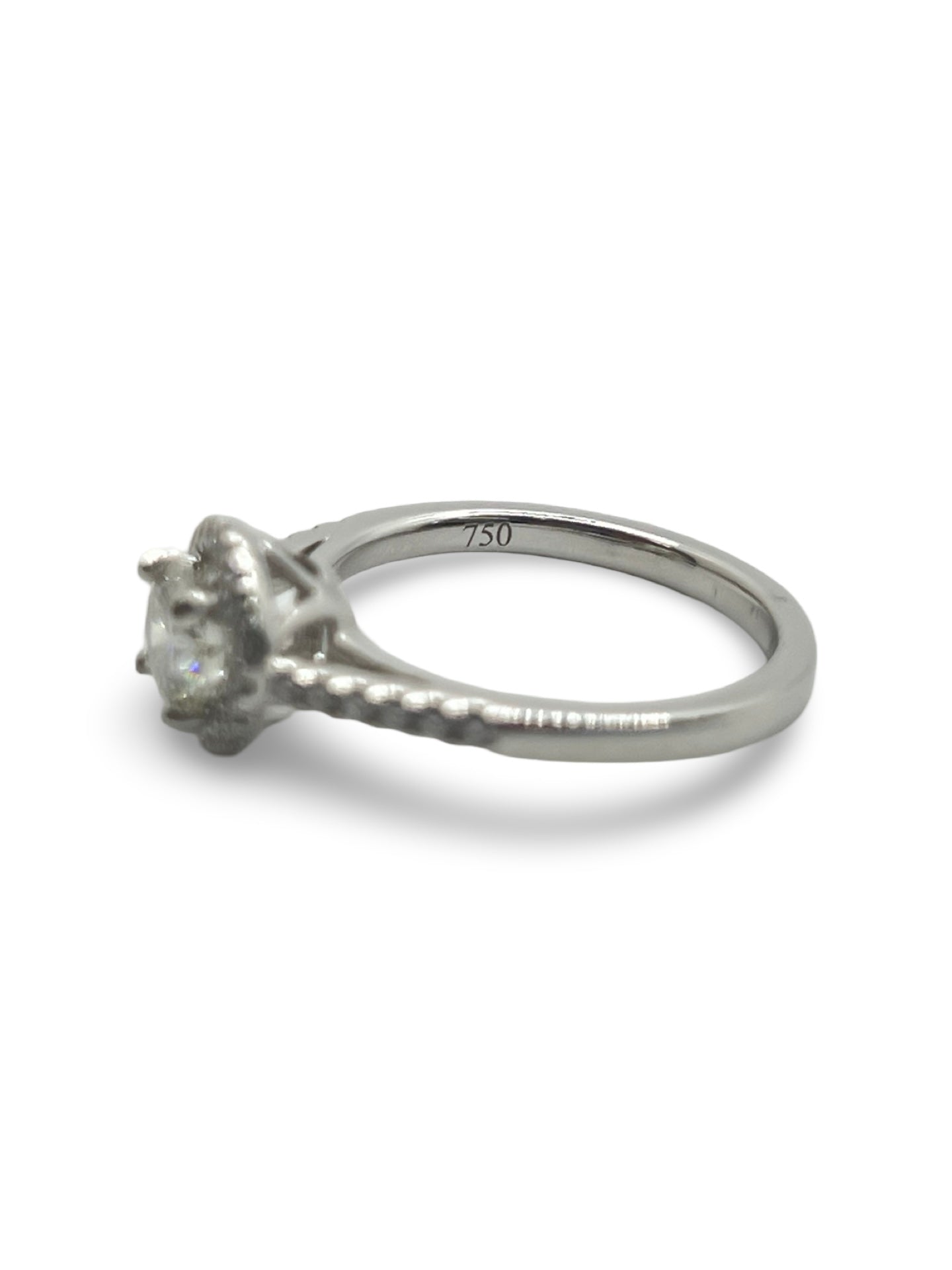 Découvrez cette élégante bague solitaire en or blanc, mettant en valeur un diamant naturel rond de 0,78 ct, qualité F-VVS2. Sublimée par 32 petits diamants de 0,01 ct chacun, cette bague est un choix parfait pour une occasion spéciale. Chaque bijou est soigneusement présenté dans un écrin raffiné, idéal pour un cadeau inoubliable.