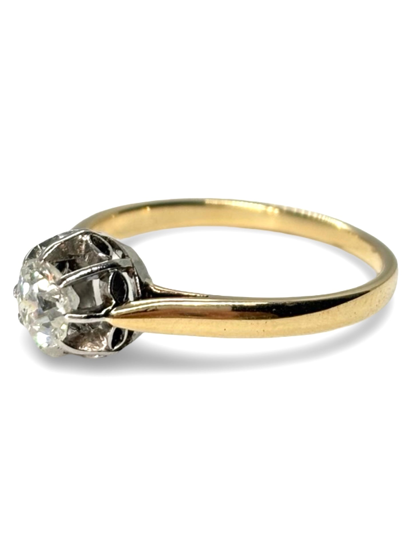 Solitaire en or jaune 18 carats serti d’un diamant de 0,50 carat. Ce bijou raffiné met en valeur l’éclat pur du diamant et la chaleur de l’or jaune. Idéal pour un engagement ou une occasion spéciale, ce solitaire allie élégance classique et modernité, offrant une brillance intemporelle et un design qui sublime la main avec finesse.