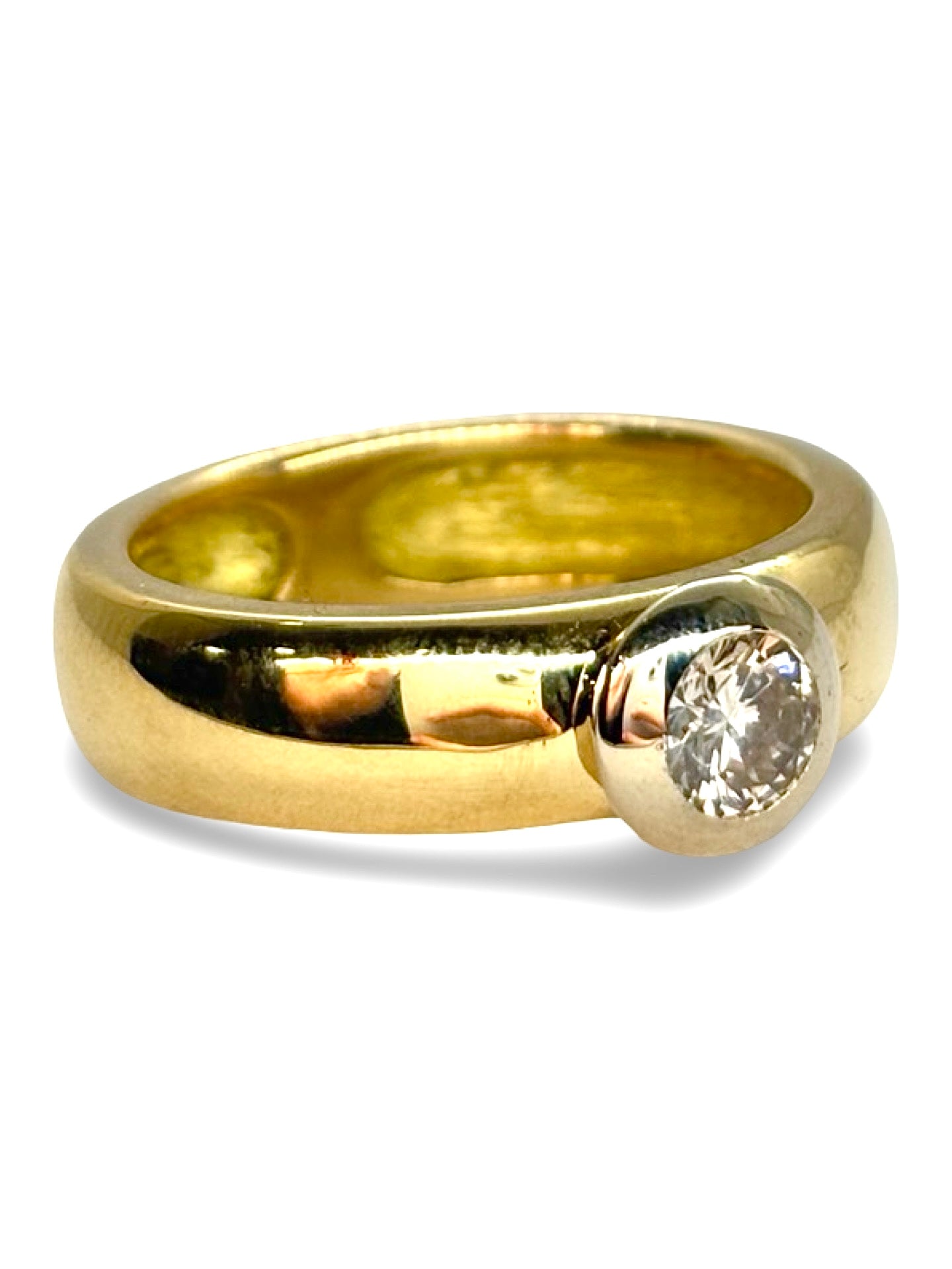 Solitaire en or jaune serti d’un diamant de 0,50 carat en serti clos. Ce bijou raffiné met en valeur l’éclat pur du diamant et la chaleur de l’or jaune. Idéal pour un engagement ou une occasion spéciale, ce solitaire allie élégance classique et modernité, offrant une brillance intemporelle qui sublime la main avec finesse et sophistication.