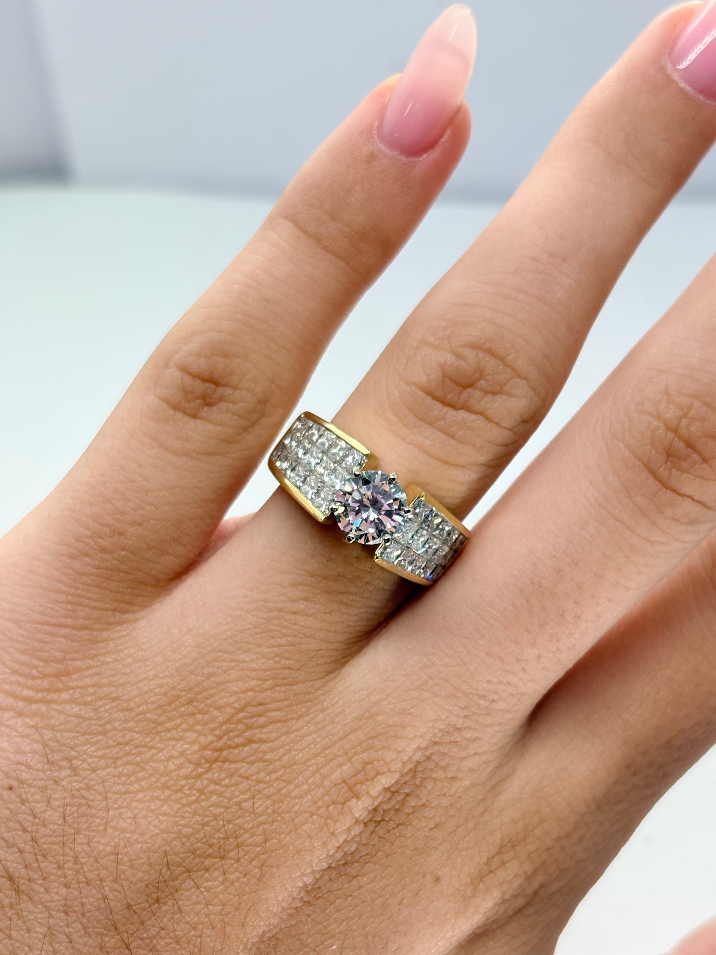 Bague solitaire en or jaune 18K (750 millièmes), sertie de diamants naturels pour un poids total de 3,10 carats. Cette bague en or jaune 18 carats met en valeur un élégant diamant central accompagné de pierres précieuses, offrant un éclat remarquable et une belle présence au doigt. Une création joaillière raffinée et intemporelle, idéale pour celles et ceux à la recherche d’une bague solitaire en or jaune ornée de diamants.