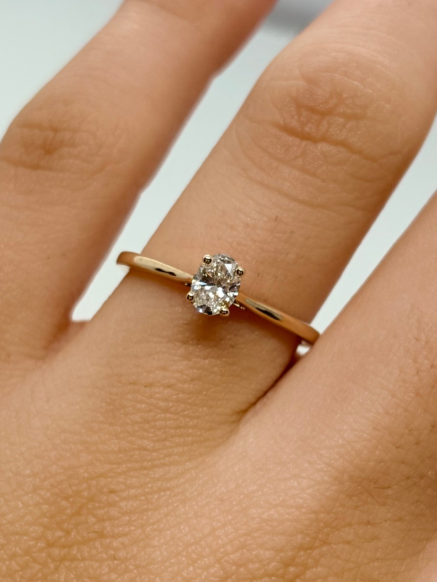 Bague solitaire en or jaune 18 carats (750/1000) sertie d’un diamant de 0,35 carat. Ce bijou élégant met en valeur l’éclat du diamant central, sublimé par la chaleur lumineuse de l’or jaune. Cette bague en or jaune et diamant séduit par son style intemporel et raffiné. Idéale comme bague de fiançailles, solitaire diamant ou cadeau précieux, elle symbolise l’amour et l’engagement. Un bijou délicat qui associe élégance classique, brillance et sophistication pour accompagner chaque occasion.