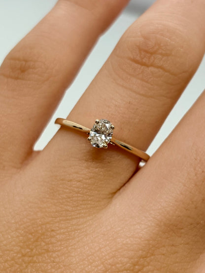 Bague solitaire en or jaune 18 carats (750/1000) sertie d’un diamant de 0,35 carat. Ce bijou élégant met en valeur l’éclat du diamant central, sublimé par la chaleur lumineuse de l’or jaune. Cette bague en or jaune et diamant séduit par son style intemporel et raffiné. Idéale comme bague de fiançailles, solitaire diamant ou cadeau précieux, elle symbolise l’amour et l’engagement. Un bijou délicat qui associe élégance classique, brillance et sophistication pour accompagner chaque occasion.