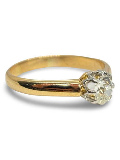 Solitaire en or jaune serti d’un diamant de 0,40 carat. Cette bague élégante met en valeur la brillance naturelle du diamant grâce à un sertissage solitaire qui sublime la pierre centrale. L’or jaune, apprécié pour sa chaleur et son éclat intemporel, contraste harmonieusement avec la pureté du diamant. Bijou raffiné et classique, ce solitaire est idéal comme bague de fiançailles ou comme symbole d’un engagement durable et précieux.