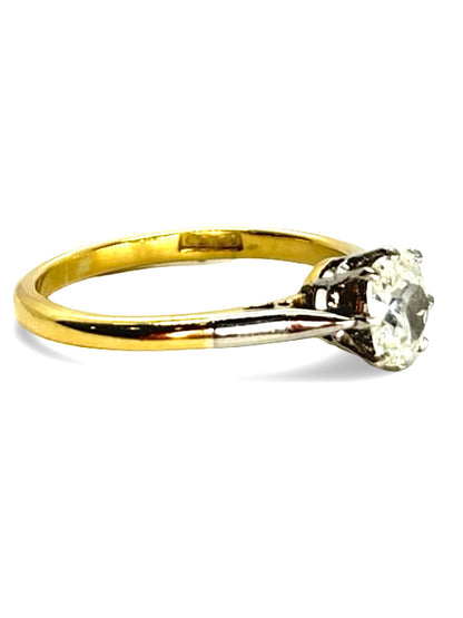 Solitaire en or jaune orné d’un diamant de taille ovale de 0,35 carat. Cette bague met en valeur la chaleur de l’or jaune associée à l’élégance d’un diamant ovale aux proportions harmonieuses. Le sertissage solitaire souligne la pierre centrale et maximise sa brillance. Bijou intemporel et raffiné, ce solitaire est parfait pour une bague de fiançailles ou un bijou symbolisant l’amour et l’élégance.