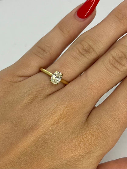 Solitaire en or jaune 18 carats, serti d’un diamant taille ovale de 0,70 carat. Ce bijou élégant allie finesse et éclat, mettant en valeur la beauté naturelle de la pierre. Parfait pour une déclaration d’amour ou une occasion spéciale, il symbolise un engagement précieux et durable avec un design classique et raffiné.