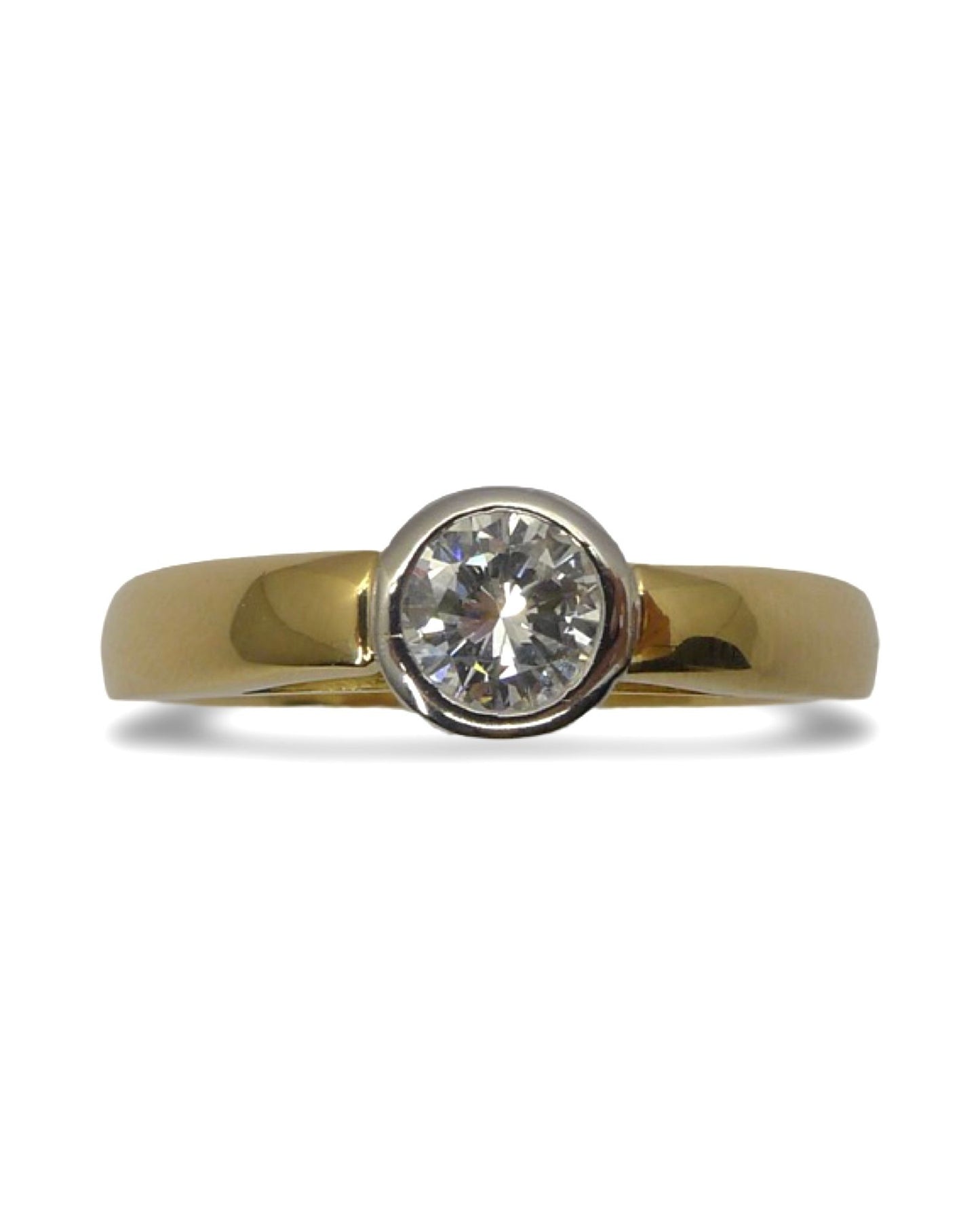 Découvrez notre magnifique bague solitaire en or jaune, sublimée par un diamant naturel taille brillant d’environ 0,50 carat, qualité F-VS1. Un bijou raffiné qui allie éclat et sophistication, parfait pour une demande en mariage, un cadeau d’exception ou simplement pour se faire plaisir. Offrez l’élégance d’un diamant lumineux sur un anneau en or jaune, symbole de pureté et d’amour éternel.