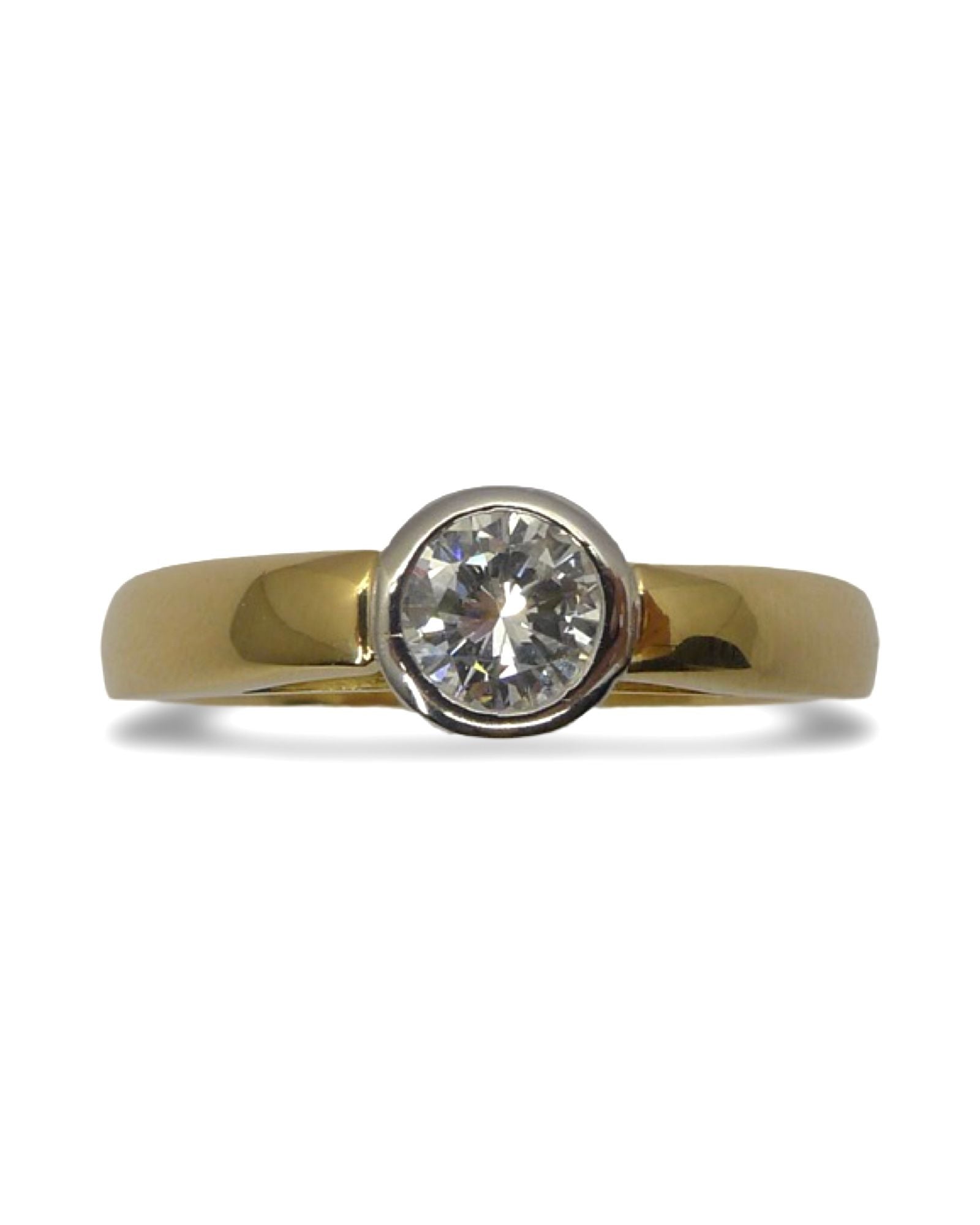 Découvrez notre magnifique bague solitaire en or jaune, sublimée par un diamant naturel taille brillant d’environ 0,50 carat, qualité F-VS1. Un bijou raffiné qui allie éclat et sophistication, parfait pour une demande en mariage, un cadeau d’exception ou simplement pour se faire plaisir. Offrez l’élégance d’un diamant lumineux sur un anneau en or jaune, symbole de pureté et d’amour éternel.