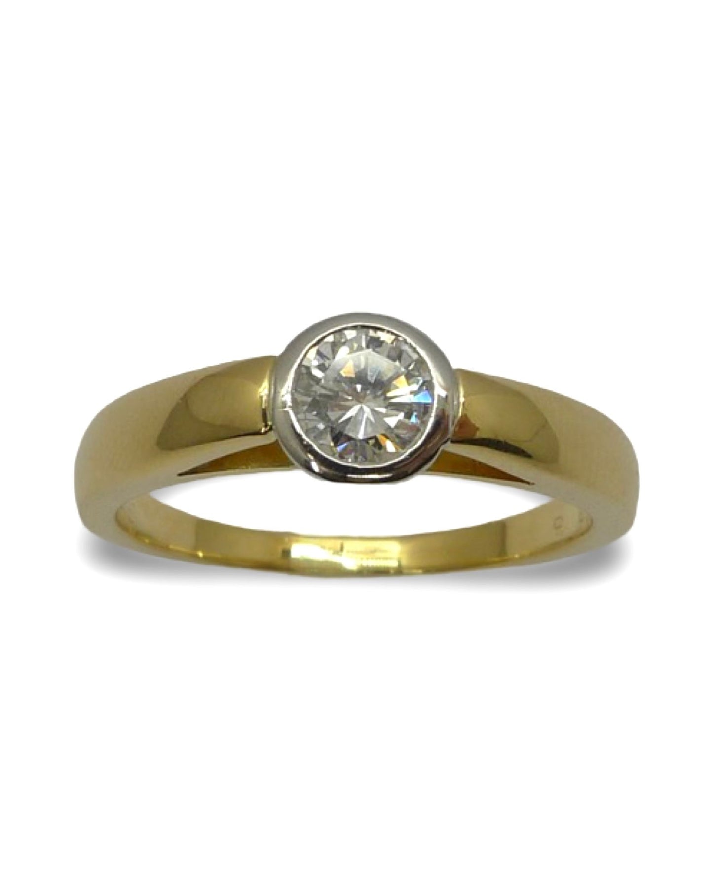 Découvrez notre magnifique bague solitaire en or jaune, sublimée par un diamant naturel taille brillant d’environ 0,50 carat, qualité F-VS1. Un bijou raffiné qui allie éclat et sophistication, parfait pour une demande en mariage, un cadeau d’exception ou simplement pour se faire plaisir. Offrez l’élégance d’un diamant lumineux sur un anneau en or jaune, symbole de pureté et d’amour éternel.