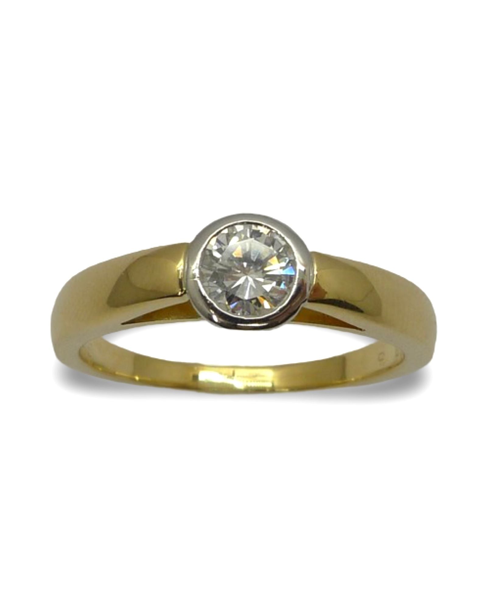 Découvrez notre magnifique bague solitaire en or jaune, sublimée par un diamant naturel taille brillant d’environ 0,50 carat, qualité F-VS1. Un bijou raffiné qui allie éclat et sophistication, parfait pour une demande en mariage, un cadeau d’exception ou simplement pour se faire plaisir. Offrez l’élégance d’un diamant lumineux sur un anneau en or jaune, symbole de pureté et d’amour éternel.