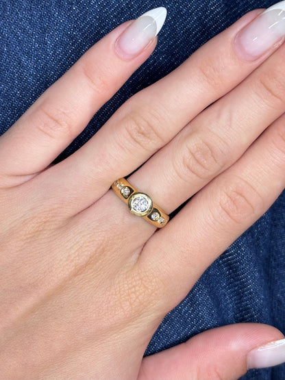 Élégant solitaire en or jaune 18 carats, sublimé par un diamant solitaire de 0,43 carat au éclat exceptionnel. Ce bijou classique et intemporel symbolise l’engagement et la pureté. Parfait pour une demande en mariage ou un cadeau précieux.