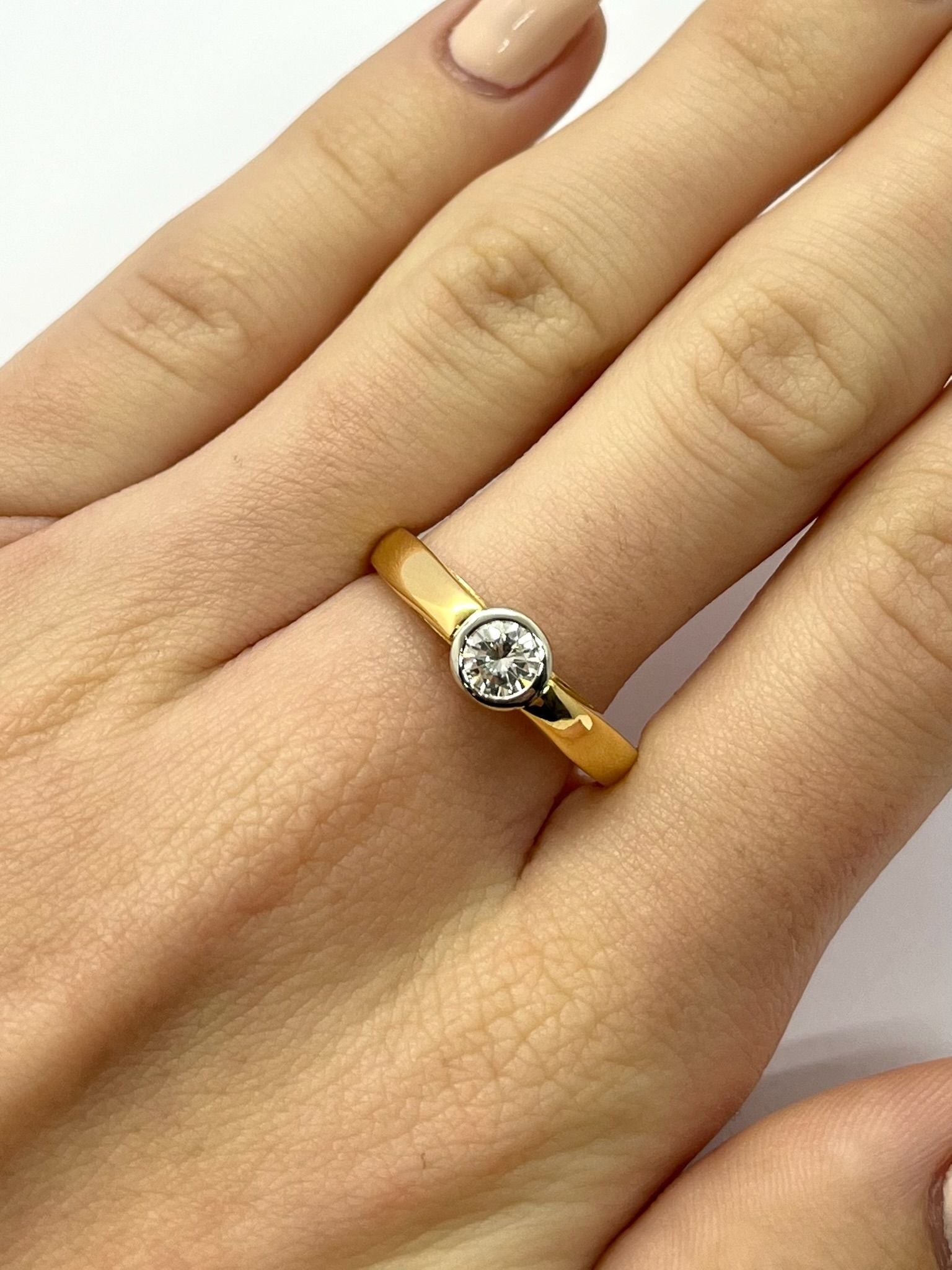 Découvrez notre magnifique bague solitaire en or jaune, sublimée par un diamant naturel taille brillant d’environ 0,50 carat, qualité F-VS1. Un bijou raffiné qui allie éclat et sophistication, parfait pour une demande en mariage, un cadeau d’exception ou simplement pour se faire plaisir. Offrez l’élégance d’un diamant lumineux sur un anneau en or jaune, symbole de pureté et d’amour éternel.