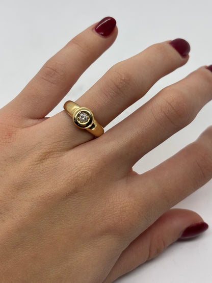 Sublime bague solitaire en or jaune ornée d’un diamant de 0,20 carat. Son design épuré met en valeur l’éclat du diamant, symbole d’amour et d’élégance intemporelle. Un bijou raffiné parfait pour une demande en mariage ou pour célébrer un moment précieux avec éclat et raffinement.