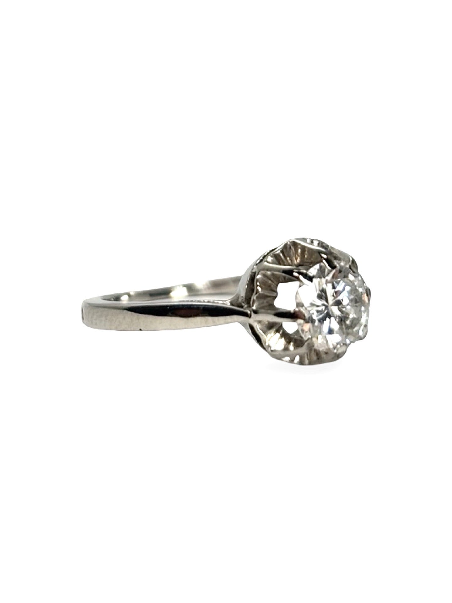 Solitaire en platine 950 serti d’un diamant de 0,85 carat, au design élégant et intemporel. Bague raffinée mettant en valeur l’éclat et la pureté de la pierre centrale. Monture en platine offrant solidité et brillance durable, idéale pour une demande en mariage ou un bijou d’exception. Une pièce précieuse alliant luxe, sobriété et sophistication.