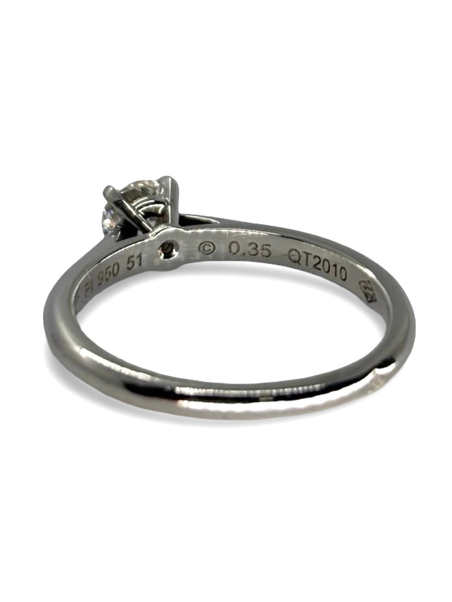 Solitaire Cartier 1895 en platine, alliant élégance historique et raffinement intemporel. Ce bijou d’exception met en valeur un diamant central de prestige dans un design épuré et sophistiqué. Idéal pour les collectionneurs et les amateurs de pièces vintage, ce solitaire symbolise le luxe et l’art joaillier de Cartier.