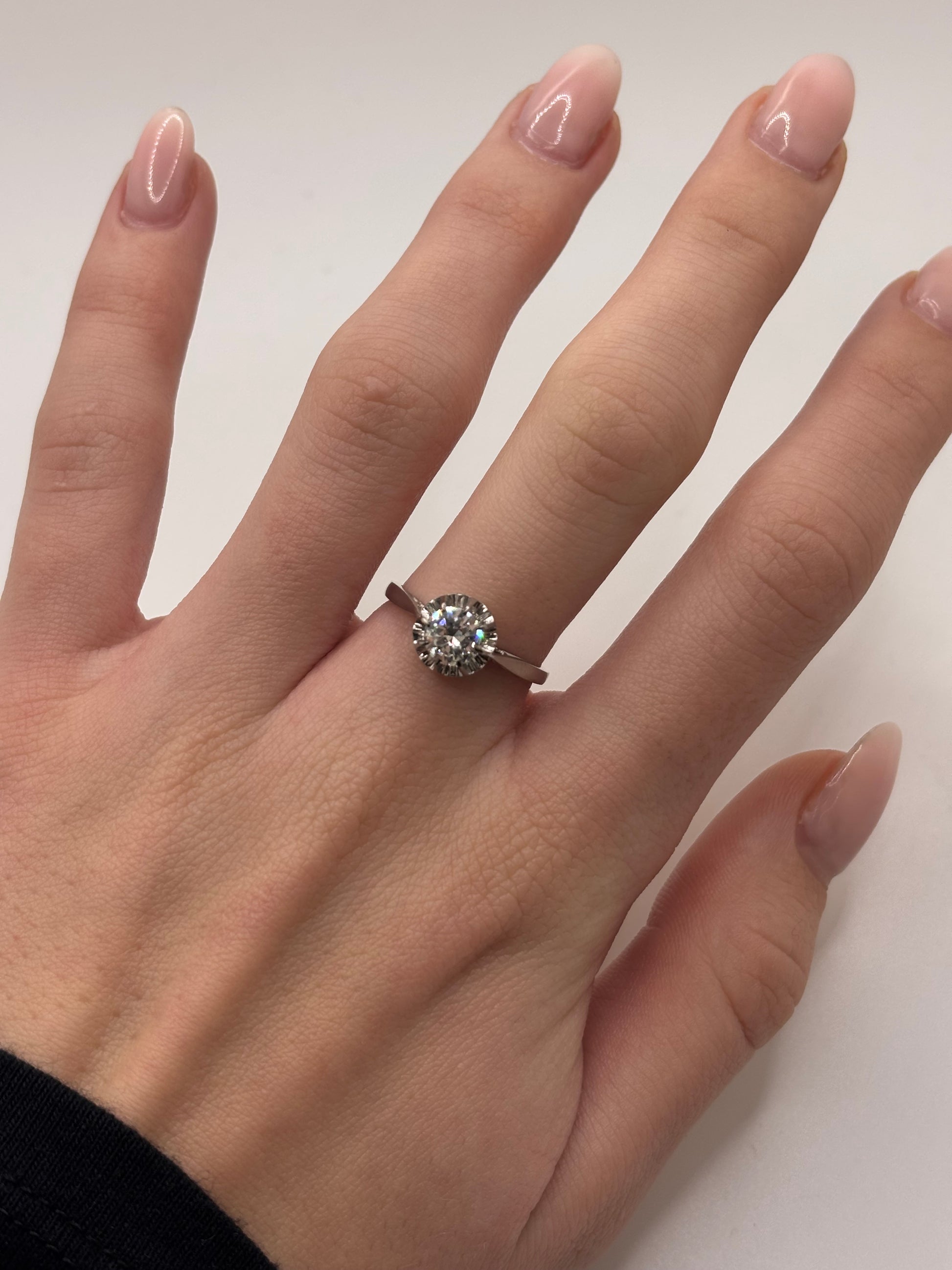 Solitaire en platine serti d’un diamant de 0,75 carat, au design élégant et épuré. Ce bijou intemporel met en valeur la pureté et l’éclat du diamant, sublimé par la finesse du platine. Une bague raffinée et classique, idéale pour les amateurs de joaillerie précieuse, de pièces uniques et de bijoux au style sophistiqué et lumineux.