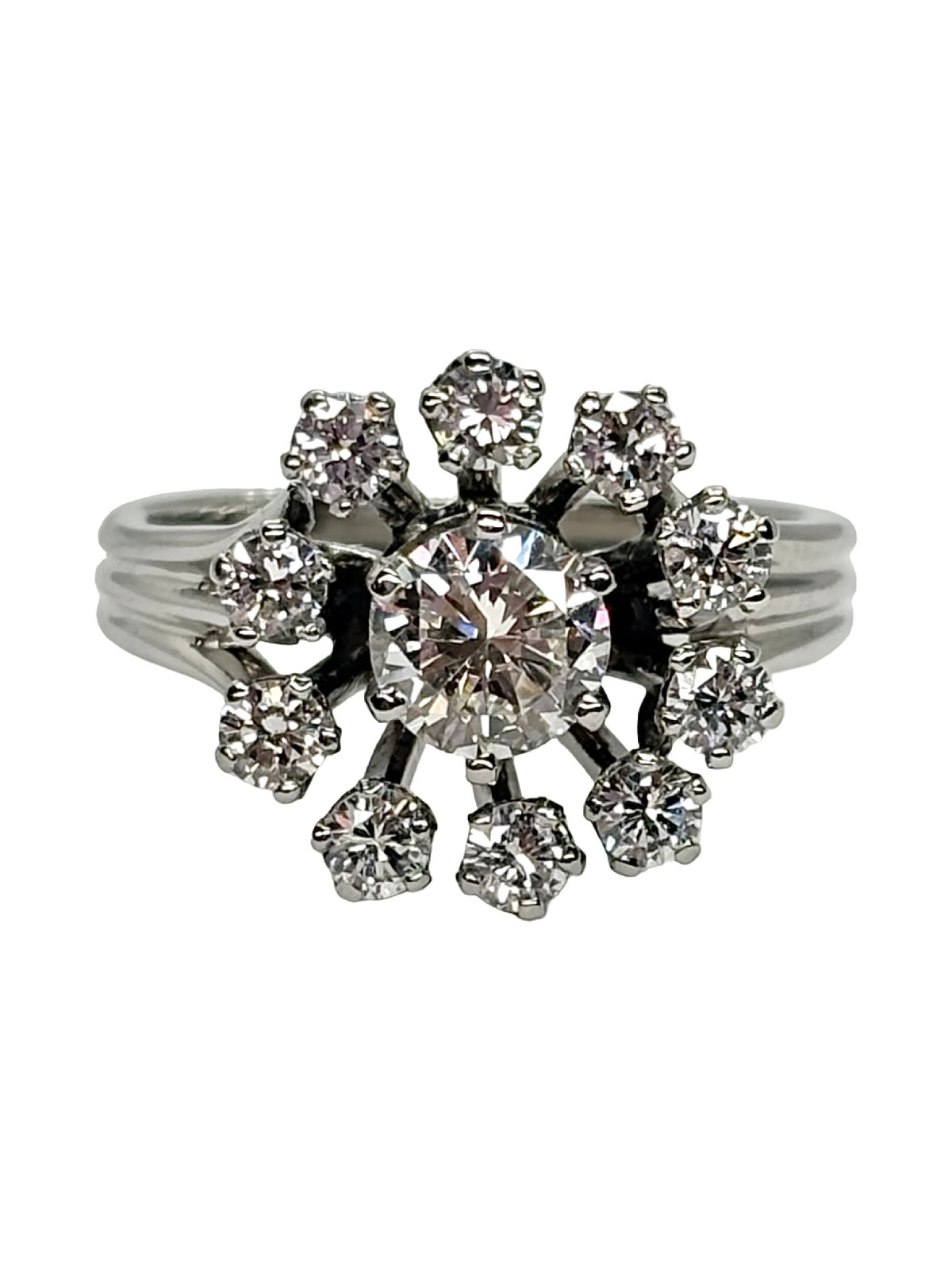Bague solitaire en or blanc 18K sertie d’un diamant de 1,35 ct. Cette bague de joaillerie élégante met en valeur un diamant central lumineux, sublimé par l’éclat de l’or blanc 18 carats. Un modèle raffiné et intemporel, idéal comme bague de fiançailles ou bijou précieux à porter au quotidien. Cette bague diamant associe sophistication, élégance et savoir-faire joaillier pour une pièce délicate et lumineuse.
