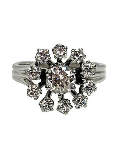 Bague solitaire en or blanc 18K sertie d’un diamant de 1,35 ct. Cette bague de joaillerie élégante met en valeur un diamant central lumineux, sublimé par l’éclat de l’or blanc 18 carats. Un modèle raffiné et intemporel, idéal comme bague de fiançailles ou bijou précieux à porter au quotidien. Cette bague diamant associe sophistication, élégance et savoir-faire joaillier pour une pièce délicate et lumineuse.