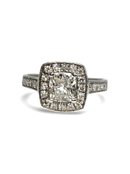 Bague solitaire en or blanc 18 carats sertie d'un diamant de 1,3 carat, au design intemporel et élégant. Cette bague met en valeur une pierre centrale éclatante grâce à une monture raffinée qui maximise sa brillance. Idéale comme bague de fiançailles ou bijou d'exception, elle associe la pureté de l'or blanc à l'éclat du diamant pour un style classique et sophistiqué.