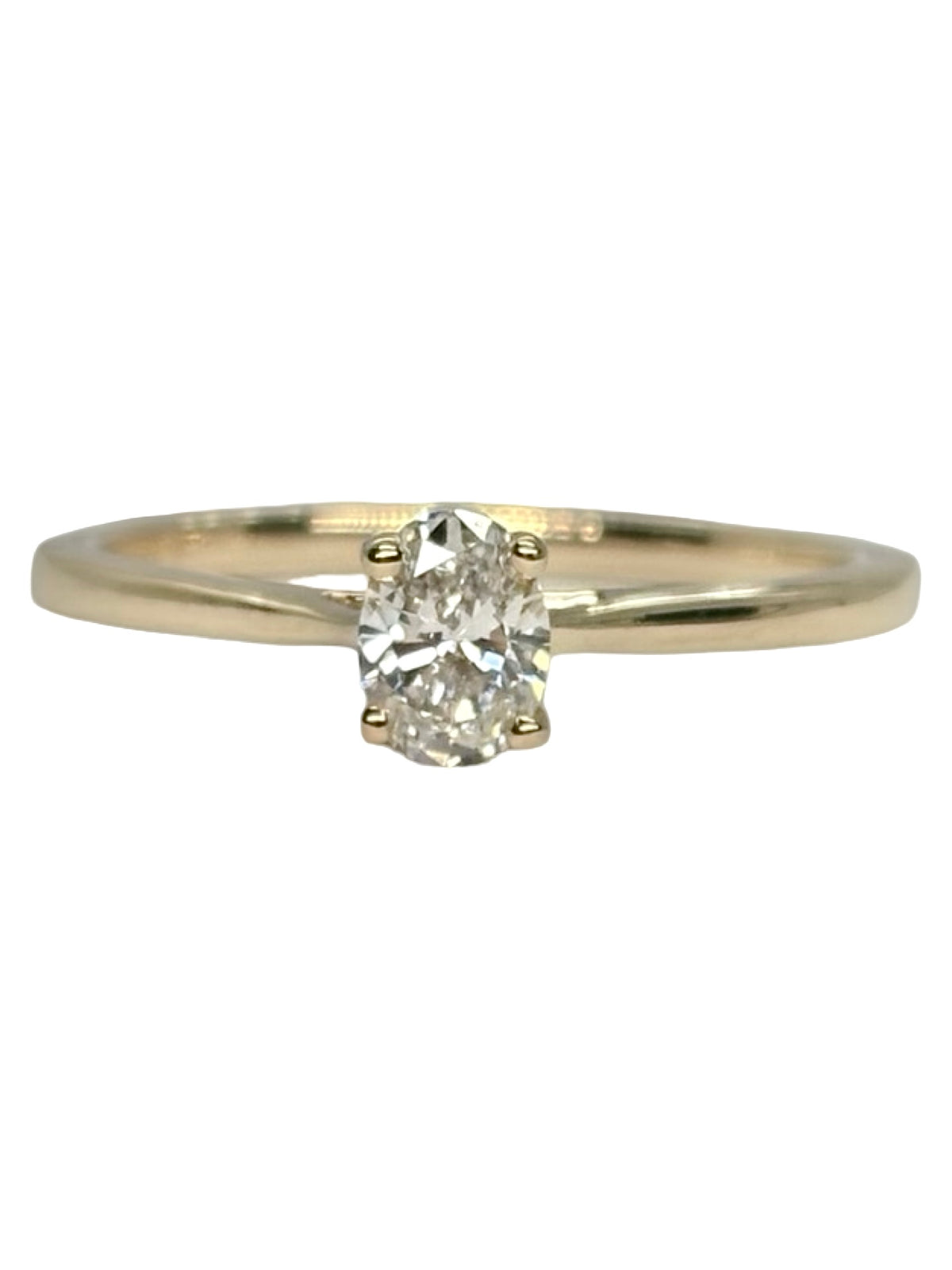 Bague solitaire en or jaune 18 carats (750/1000) sertie d’un diamant de 0,35 carat. Ce bijou élégant met en valeur l’éclat du diamant central, sublimé par la chaleur lumineuse de l’or jaune. Cette bague en or jaune et diamant séduit par son style intemporel et raffiné. Idéale comme bague de fiançailles, solitaire diamant ou cadeau précieux, elle symbolise l’amour et l’engagement. Un bijou délicat qui associe élégance classique, brillance et sophistication pour accompagner chaque occasion.