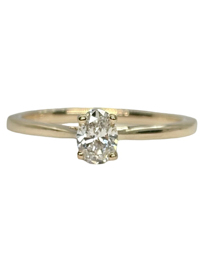 Bague solitaire en or jaune 18 carats (750/1000) sertie d’un diamant de 0,35 carat. Ce bijou élégant met en valeur l’éclat du diamant central, sublimé par la chaleur lumineuse de l’or jaune. Cette bague en or jaune et diamant séduit par son style intemporel et raffiné. Idéale comme bague de fiançailles, solitaire diamant ou cadeau précieux, elle symbolise l’amour et l’engagement. Un bijou délicat qui associe élégance classique, brillance et sophistication pour accompagner chaque occasion.