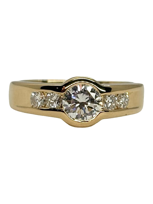Bague solitaire en or jaune 18 carats (750/1000) sertie de diamants naturels. Cette bague en or jaune et diamants séduit par son élégance intemporelle et son design raffiné. La brillance des pierres précieuses s’associe harmonieusement à la chaleur de l’or jaune pour créer un bijou lumineux. Idéale comme bague de fiançailles, bague solitaire diamant ou bijou de joaillerie, elle apporte une touche de sophistication au quotidien comme lors d’occasions spéciales. 