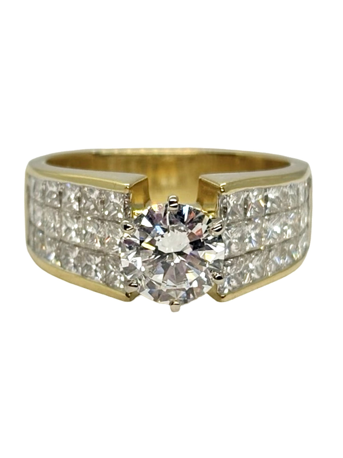 Bague solitaire en or jaune 18K (750 millièmes), sertie de diamants naturels pour un poids total de 3,10 carats. Cette bague en or jaune 18 carats met en valeur un élégant diamant central accompagné de pierres précieuses, offrant un éclat remarquable et une belle présence au doigt. Une création joaillière raffinée et intemporelle, idéale pour celles et ceux à la recherche d’une bague solitaire en or jaune ornée de diamants.