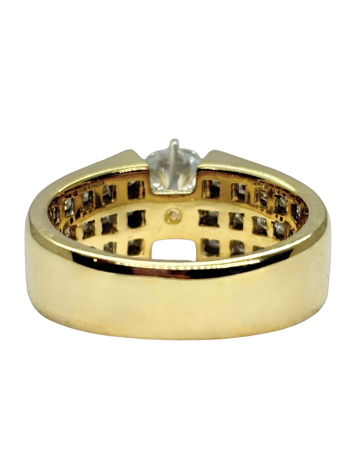 Bague solitaire en or jaune 18K (750 millièmes), sertie de diamants naturels pour un poids total de 3,10 carats. Cette bague en or jaune 18 carats met en valeur un élégant diamant central accompagné de pierres précieuses, offrant un éclat remarquable et une belle présence au doigt. Une création joaillière raffinée et intemporelle, idéale pour celles et ceux à la recherche d’une bague solitaire en or jaune ornée de diamants.
