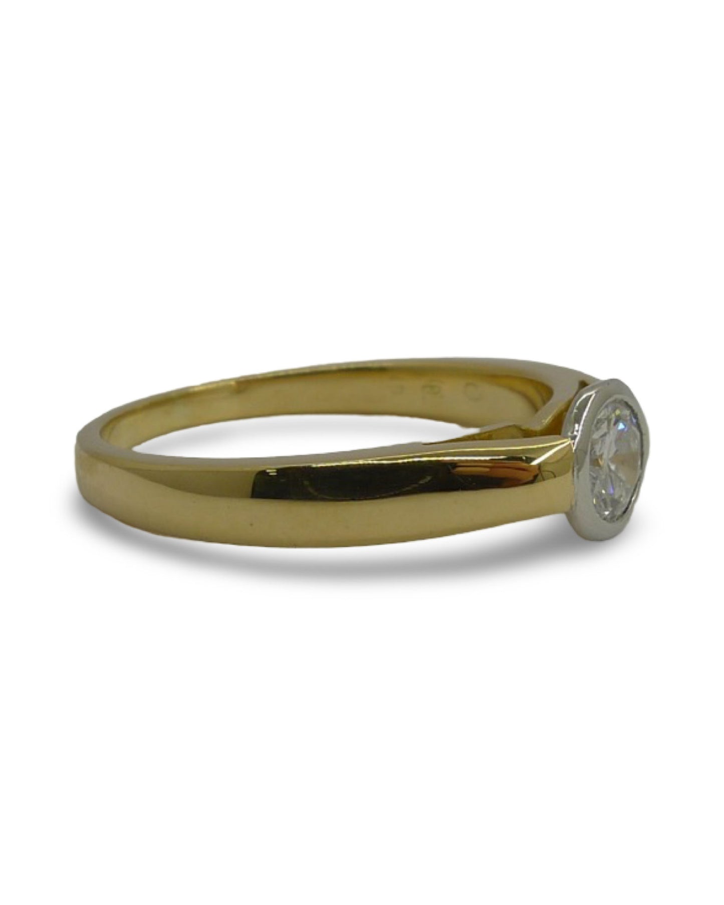 Découvrez notre magnifique bague solitaire en or jaune, sublimée par un diamant naturel taille brillant d’environ 0,50 carat, qualité F-VS1. Un bijou raffiné qui allie éclat et sophistication, parfait pour une demande en mariage, un cadeau d’exception ou simplement pour se faire plaisir. Offrez l’élégance d’un diamant lumineux sur un anneau en or jaune, symbole de pureté et d’amour éternel.