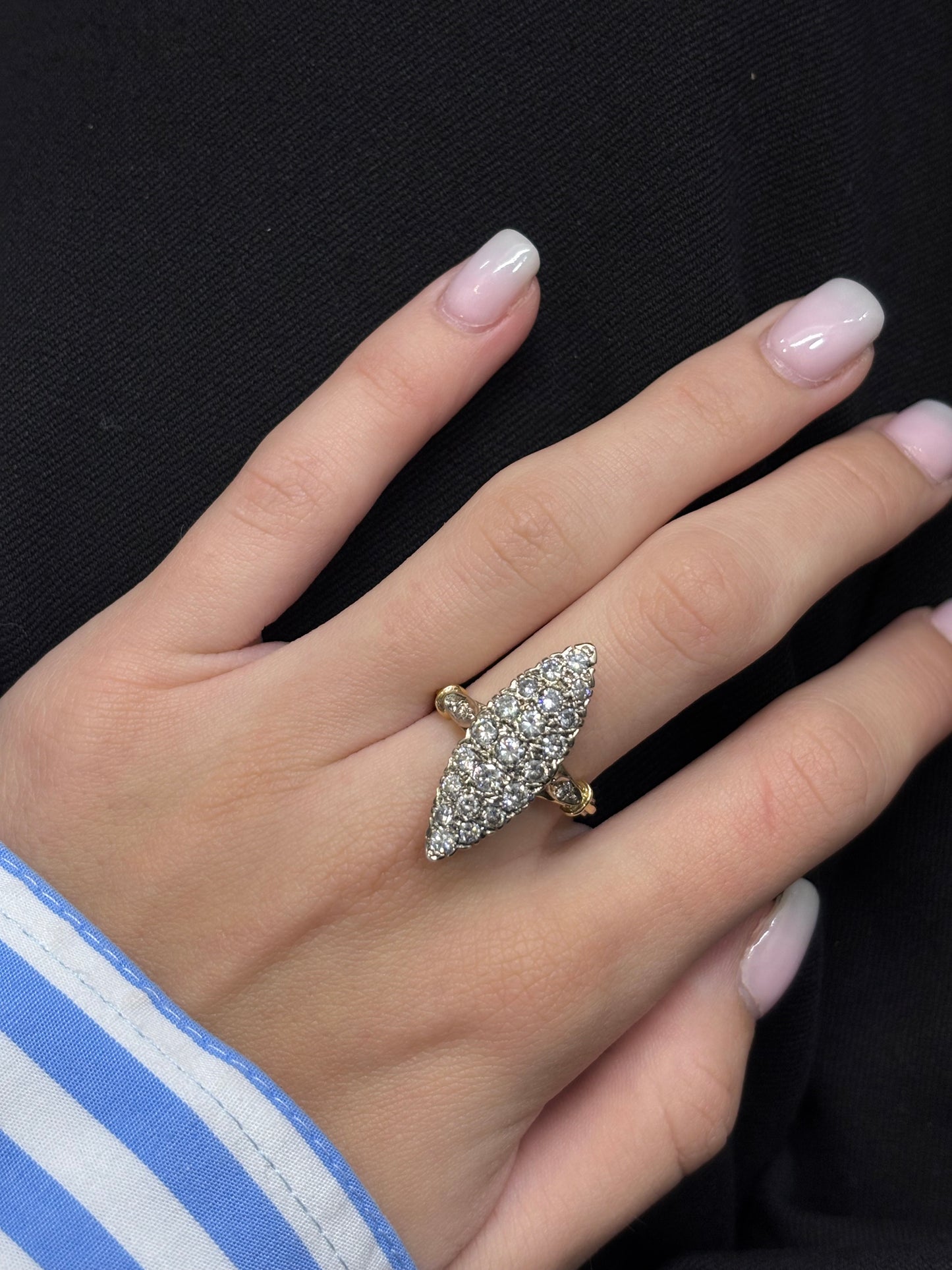 Sublimez vos moments précieux avec cette bague marquise en or blanc, sertie de diamants totalisant 1,3 carat. Élégante et raffinée, elle offre un éclat unique qui capture la lumière sous tous les angles. Parfaite pour un mariage, une fiançailles ou un cadeau d’exception, cette bague marquise allie luxe, finesse et brillance intemporelle.