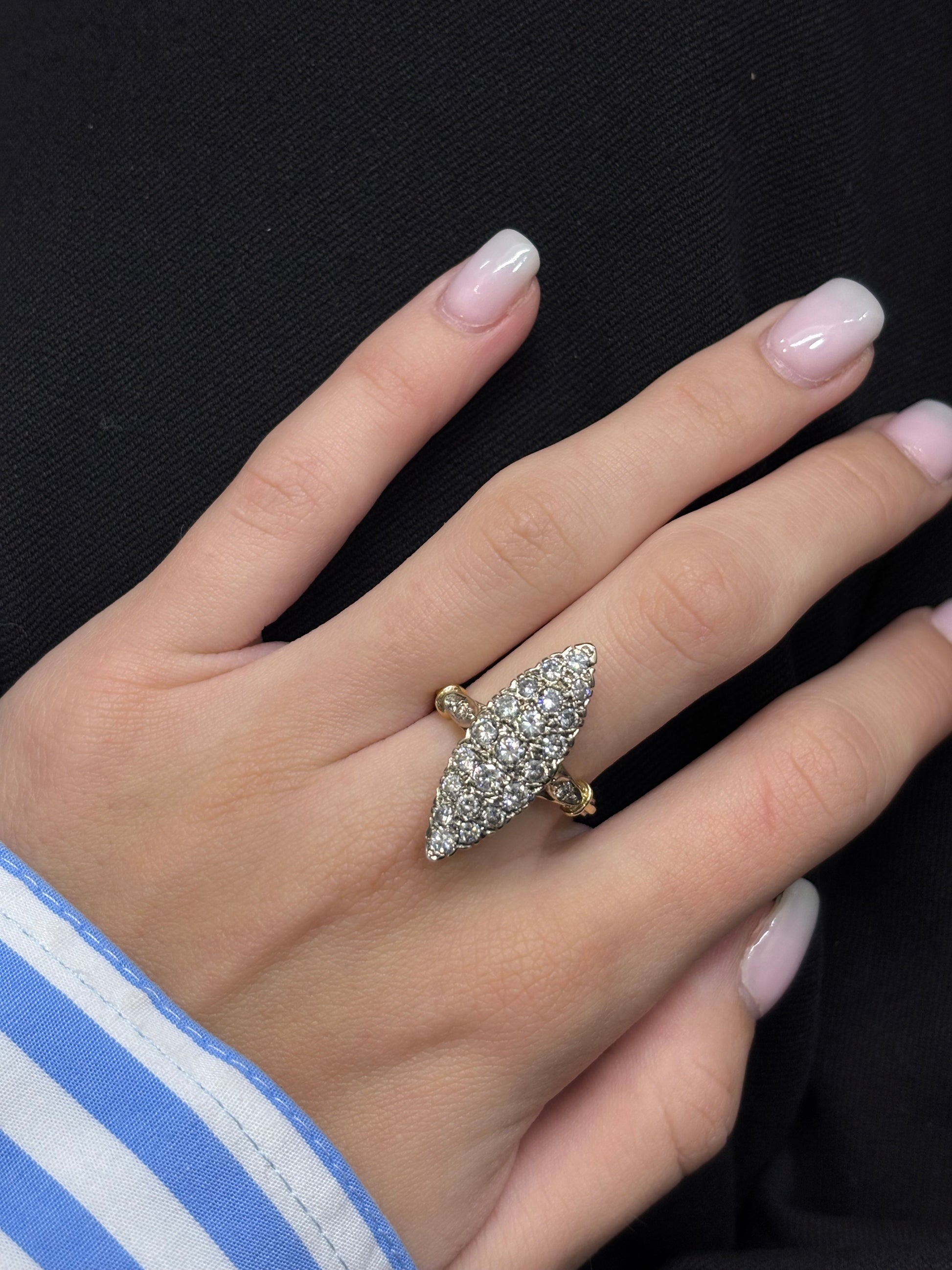 Sublimez vos moments précieux avec cette bague marquise en or blanc, sertie de diamants totalisant 1,3 carat. Élégante et raffinée, elle offre un éclat unique qui capture la lumière sous tous les angles. Parfaite pour un mariage, une fiançailles ou un cadeau d’exception, cette bague marquise allie luxe, finesse et brillance intemporelle.