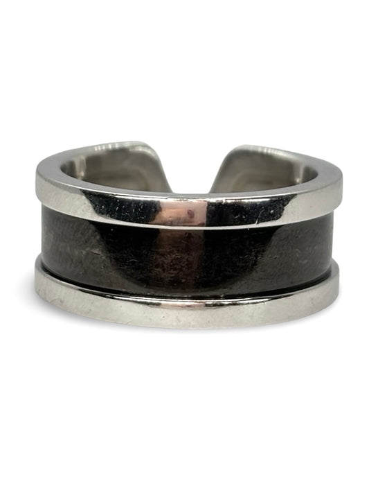 Bague vintage signée Cartier, modèle emblématique C de Cartier. Réalisée en or, cette création raffinée incarne le style élégant et intemporel de la Maison. Une pièce de joaillerie iconique qui séduit les collectionneurs par son design épuré et son prestige historique.