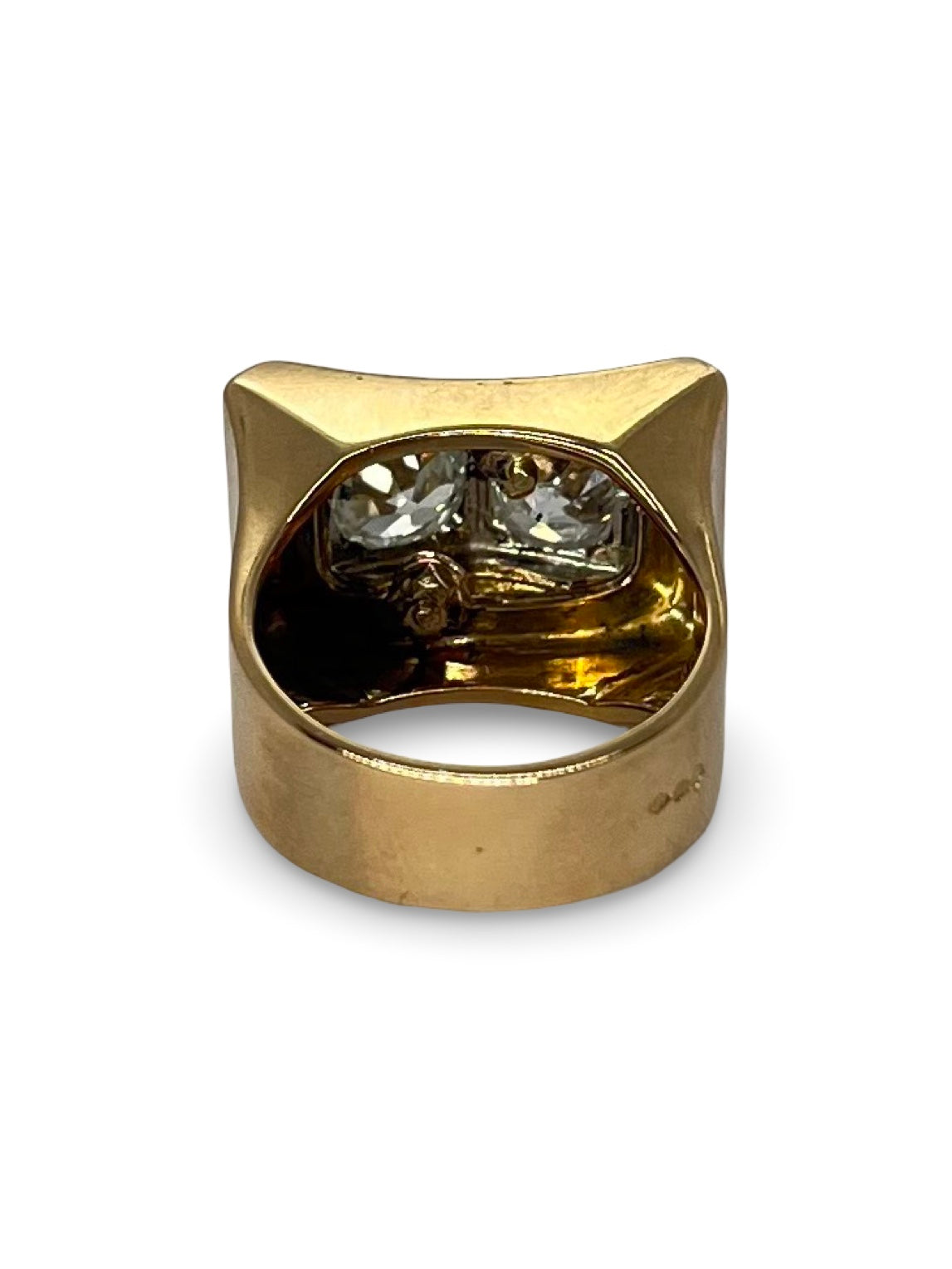 Bague vintage Tank en or rose, élégamment sertie de diamants totalisant 1,80 carat. Ce bijou raffiné allie charme rétro et éclat moderne, idéal pour sublimer toutes vos tenues. Une création intemporelle qui reflète l’excellence du savoir-faire joaillier et l’élégance discrète de l’or rose.