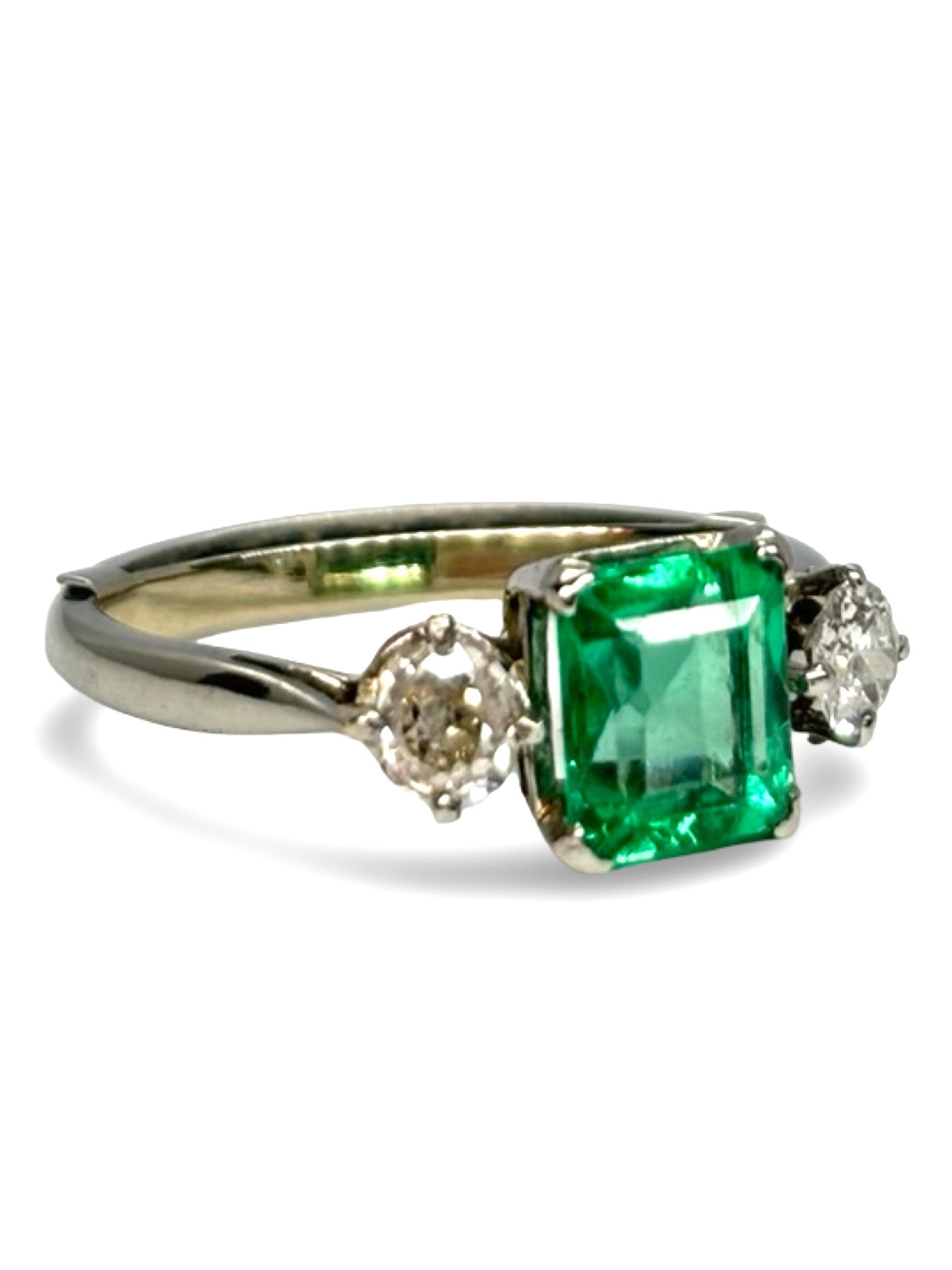 Bague ancienne en or blanc 18 carats ornée d’une émeraude de 0,80 carat et de diamants totalisant 0,30 carat. Ce bijou de style vintage séduit par son charme intemporel, l’intensité du vert de l’émeraude et l’éclat délicat des diamants. Élégante et raffinée, cette bague ancienne incarne le caractère, la féminité et le prestige d’une joaillerie de tradition.