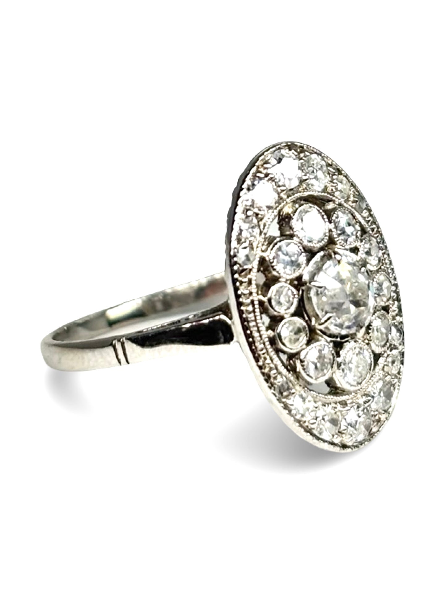 Bague ancienne en or blanc sertie de diamants totalisant 0,50 carat. Bijou vintage élégant au style intemporel, mettant en valeur l’éclat naturel des pierres et le raffinement du travail ancien. Idéale comme bague de caractère, bague de fiançailles ou cadeau précieux, elle séduit par son charme authentique, sa finesse et son allure joaillière classique et durable.