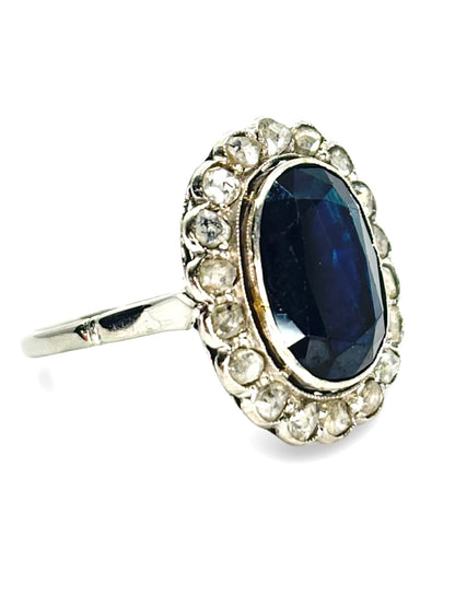 Bague ancienne en or blanc 18 carats sertie d’un saphir naturel de 5 carats, accompagné de diamants pour un poids total de 0,60 carat. Bijou de style vintage au charme intemporel, mettant en valeur l’intensité du saphir et l’éclat des diamants grâce à un sertissage raffiné. Pièce élégante et précieuse, idéale pour les amateurs de joaillerie ancienne et de bijoux de caractère.
