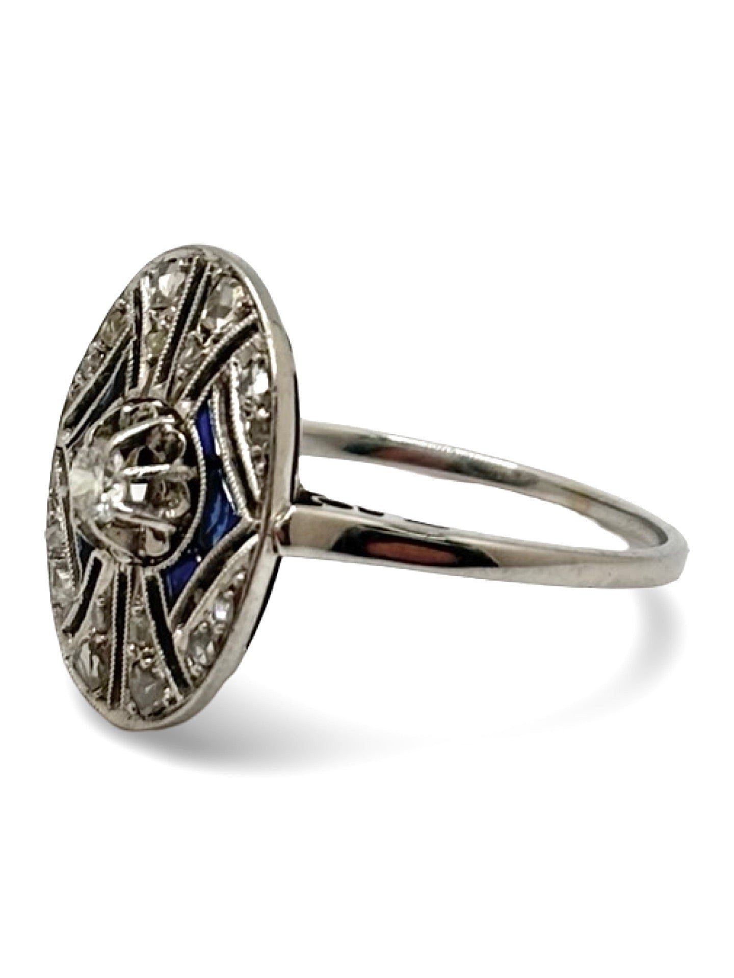 Bague ancienne en or blanc sertie de saphirs bleus et de diamants totalisant 0,25 carat. Bijou vintage au charme intemporel, inspiré des styles anciens, mettant en valeur le contraste entre l’éclat des diamants et la profondeur des saphirs. Idéale pour collection, cadeau ou bague de caractère, elle incarne l’élégance, le raffinement et l’authenticité de la joaillerie ancienne.