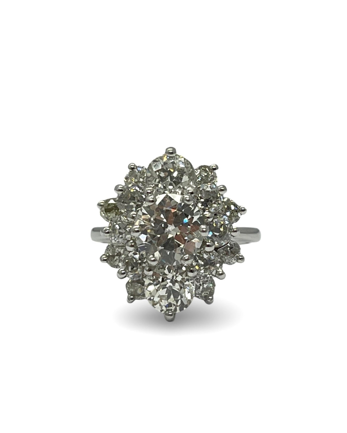 Bague ancienne en or blanc ornée d’un somptueux diamant central naturel de 1,10 carat, accompagné de 16 diamants en taille ancienne. Ce bijou d’exception associe l’élégance intemporelle du passé à l’éclat d’une taille moderne. Avec ses 2 petits diamants de 0,40 carat et 14 diamants de 0,10 carat, cette bague raffinée est un véritable trésor pour les amateurs de joaillerie vintage et de pièces uniques. Parfaite pour une occasion spéciale ou une collection précieuse.