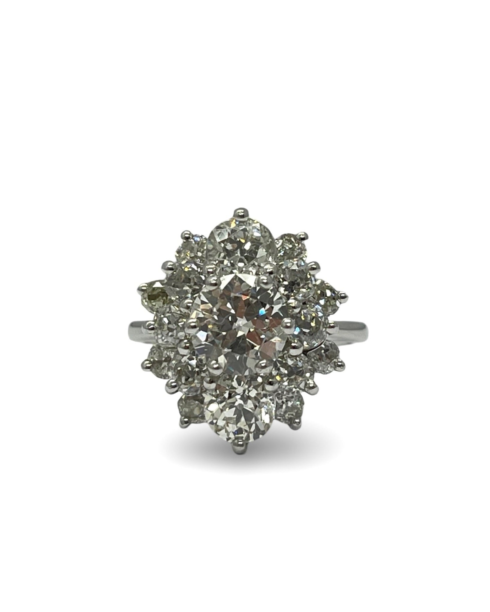 Bague ancienne en or blanc ornée d’un somptueux diamant central naturel de 1,10 carat, accompagné de 16 diamants en taille ancienne. Ce bijou d’exception associe l’élégance intemporelle du passé à l’éclat d’une taille moderne. Avec ses 2 petits diamants de 0,40 carat et 14 diamants de 0,10 carat, cette bague raffinée est un véritable trésor pour les amateurs de joaillerie vintage et de pièces uniques. Parfaite pour une occasion spéciale ou une collection précieuse.