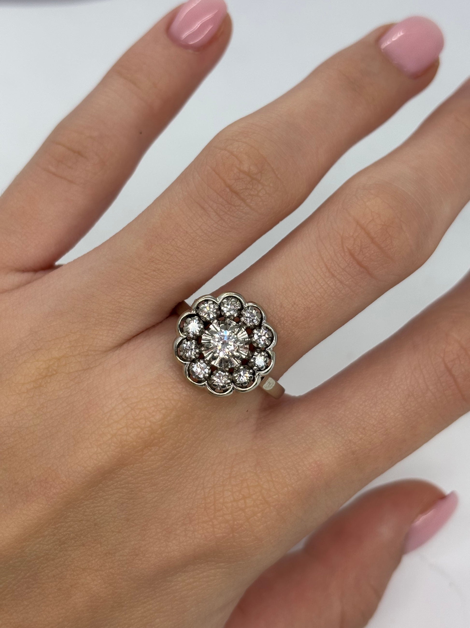 Élégante bague ancienne en or blanc et platine sertie de diamants totalisant 0,85 carat. Son design raffiné évoque le charme intemporel des bijoux d’époque. Alliance parfaite entre brillance et authenticité, cette création met en valeur l’éclat naturel des diamants pour un style vintage et sophistiqué.