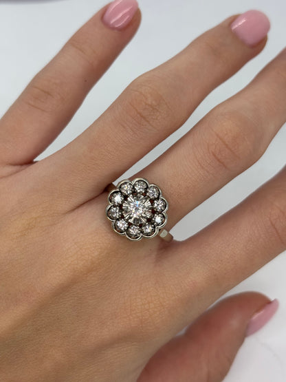 Élégante bague ancienne en or blanc et platine sertie de diamants totalisant 0,85 carat. Son design raffiné évoque le charme intemporel des bijoux d’époque. Alliance parfaite entre brillance et authenticité, cette création met en valeur l’éclat naturel des diamants pour un style vintage et sophistiqué.