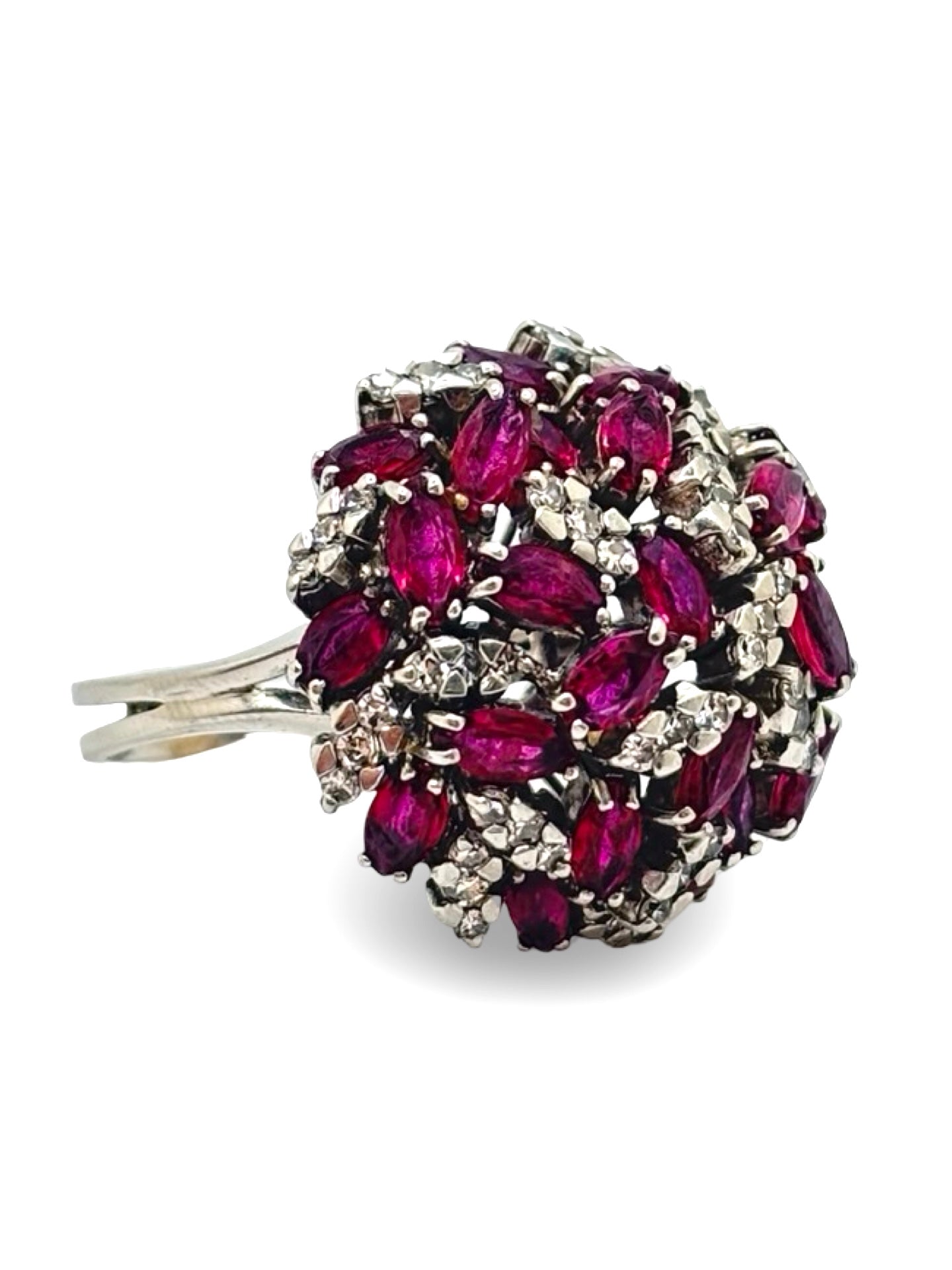 Bague ancienne en or blanc sertie de diamants totalisant 0,35 carat et de rubis. Ce bijou vintage séduit par son élégance intemporelle et l’harmonie entre l’éclat des diamants et la profondeur du rubis. Une bague de caractère, idéale pour les amateurs de joaillerie ancienne, de pierres précieuses et de pièces uniques au charme authentique.