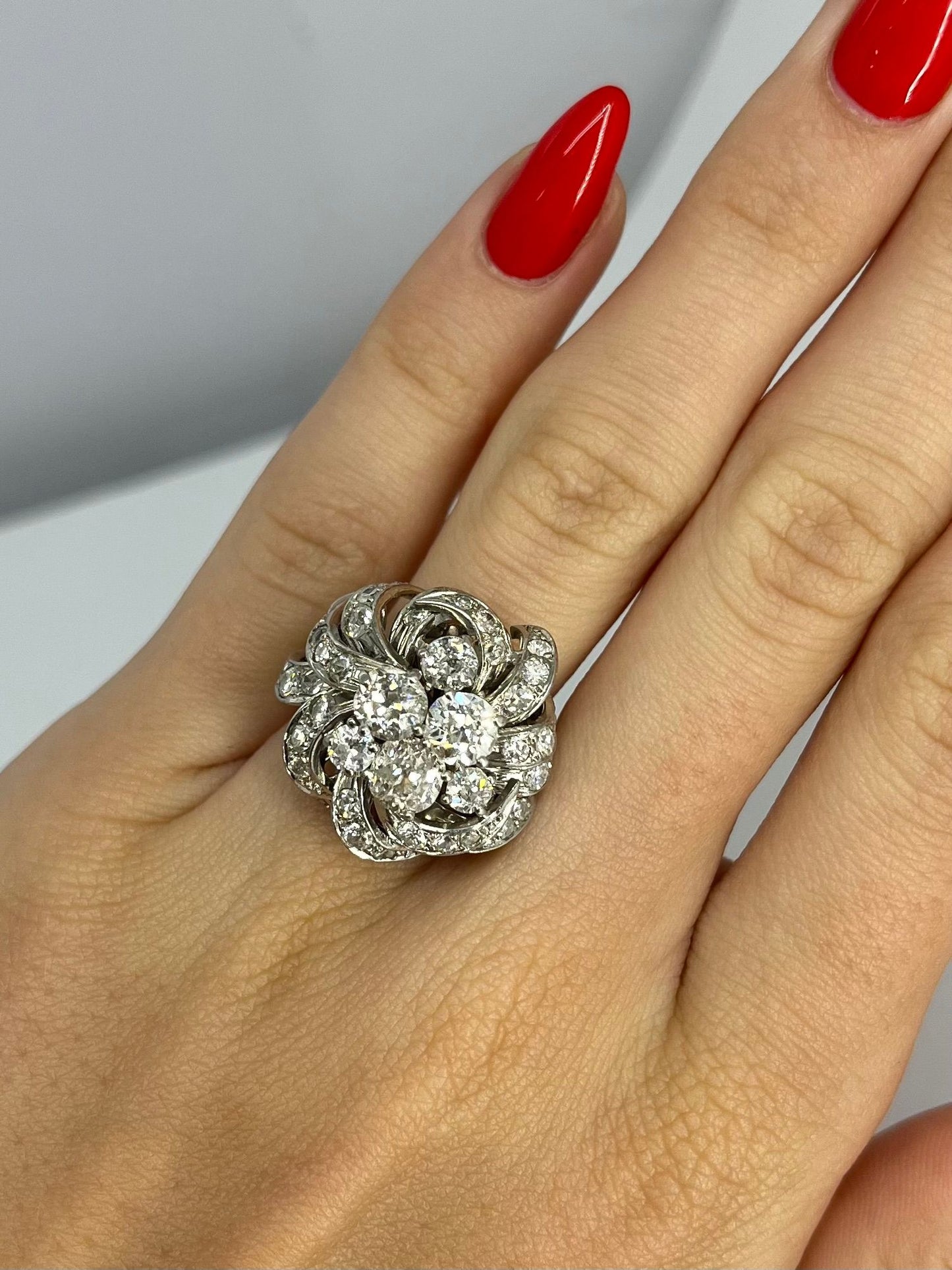 Somptueuse bague ancienne en or et platine, sublimée par 2,90 carats de diamants étincelants. Une pièce d’exception au style intemporel, mêlant le charme de l’ancien à l’éclat précieux du diamant. Bijou de caractère idéal pour une collection raffinée ou un moment inoubliable.