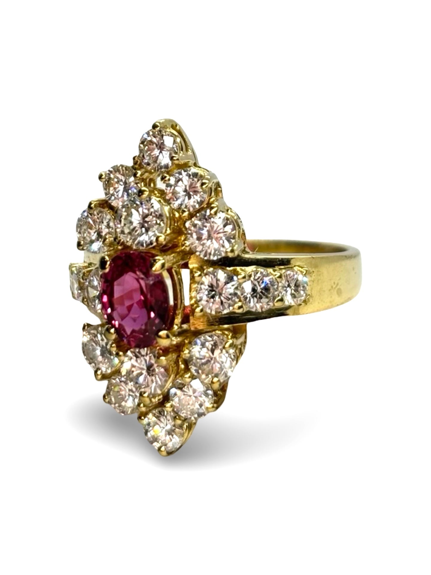 Bague ancienne en or jaune 18K ornée d’un rubis de 1 ct et de diamants totalisant 1,50 ct. Élégante et raffinée, elle séduit par le contraste entre l’intensité du rubis et l’éclat lumineux des diamants. Cette bague vintage au charme intemporel incarne le raffinement joaillier et constitue une pièce précieuse idéale pour enrichir une collection ou marquer une occasion d’exception.
