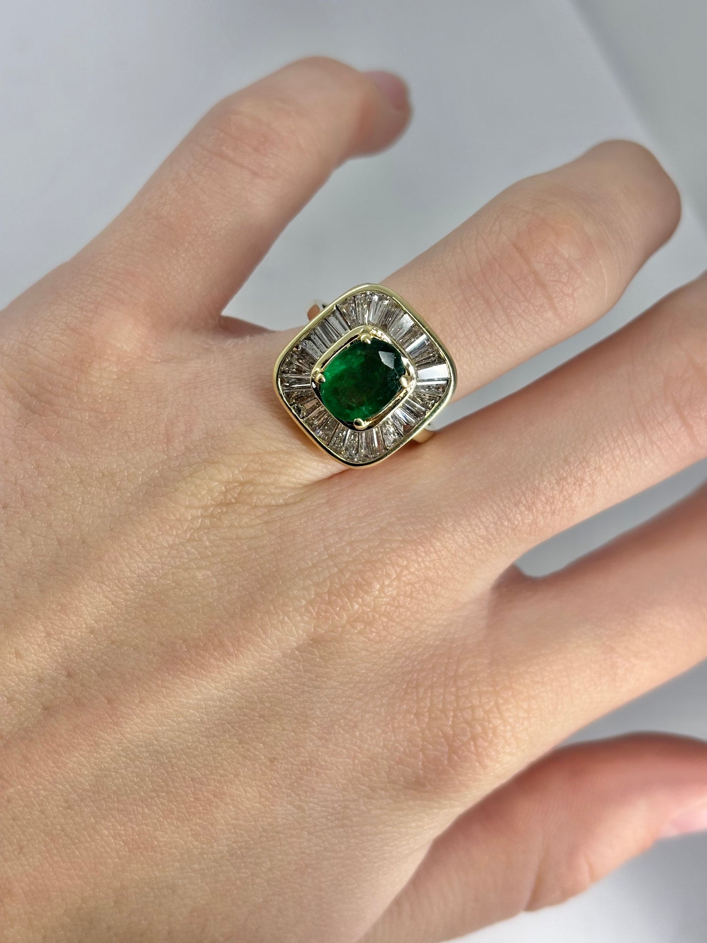 Bague ancienne en or jaune 18 carats sertie d’une émeraude de 1,5 carat et de diamants totalisant 0,80 carat. Ce bijou raffiné séduit par son style vintage, l’éclat profond de l’émeraude et la brillance délicate des diamants. Idéale pour sublimer une tenue ou enrichir une collection de joaillerie précieuse et élégante.