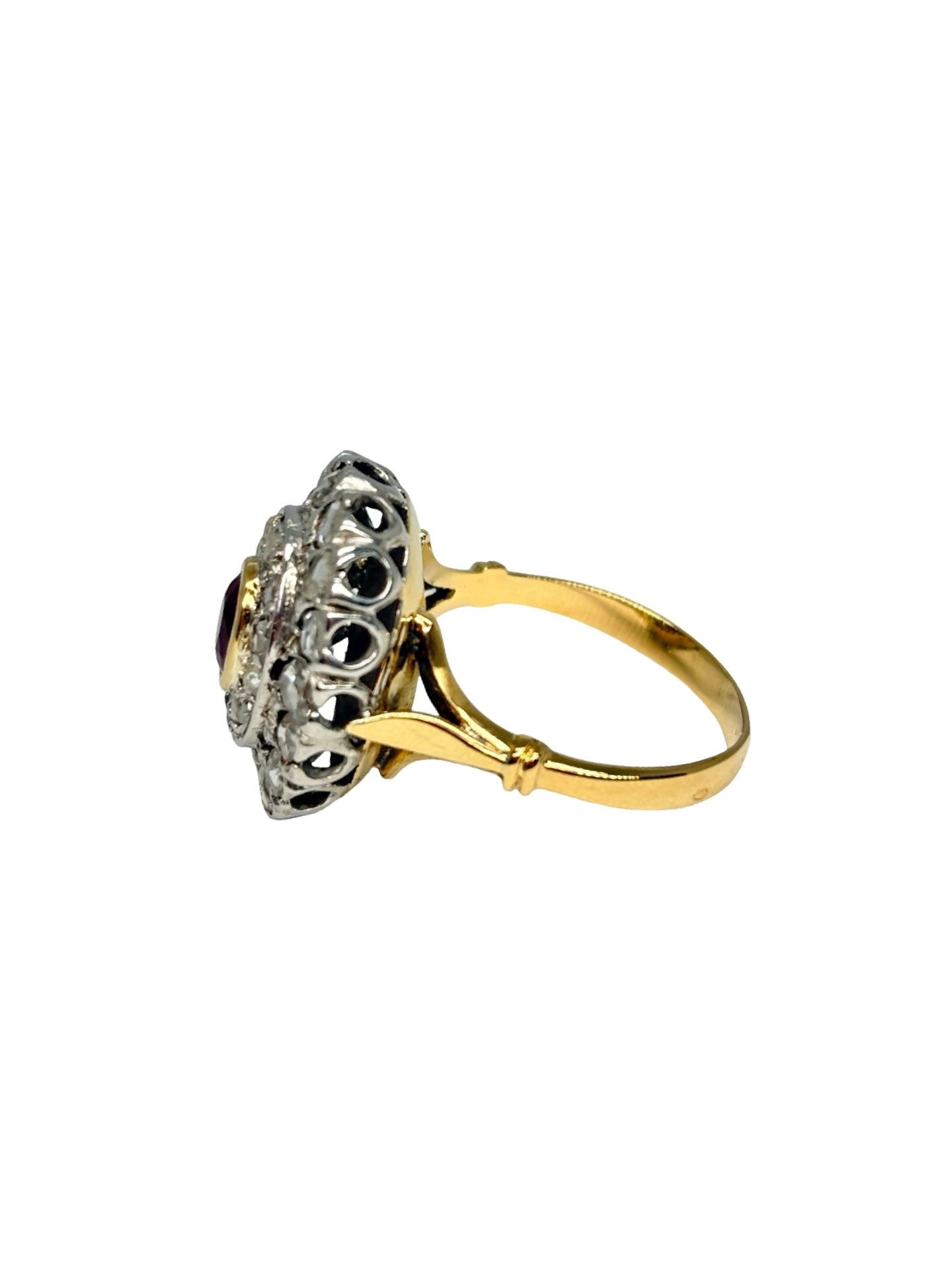 Bague ancienne en or jaune 18K (750/1000) sertie d'un rubis birman naturel d'environ 1 ct, accompagné de diamants naturels de taille rose. Cette bague vintage séduit par son élégance intemporelle, son style raffiné et la profondeur de son rubis. Elle est accompagnée d'un certificat de gemmologie Bellerophon et constitue un bijou ancien idéal pour une collection, un cadeau ou une bague de caractère alliant authenticité et savoir-faire.
