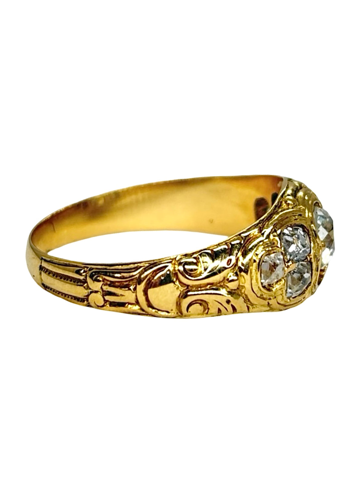 Bague ancienne en or jaune 750 millièmes (18K), ornée de diamants pour un poids total de 0,70 ct. Cette bague ancienne en or jaune séduit par son élégance intemporelle et son charme vintage. Le travail raffiné de l’or jaune 18K met en valeur les diamants délicatement sertis. Bijou ancien en or jaune et diamants, cette bague vintage constitue une pièce de joaillerie authentique, idéale pour les amateurs de bijoux anciens, de créations raffinées et de bijoux en or 18K.