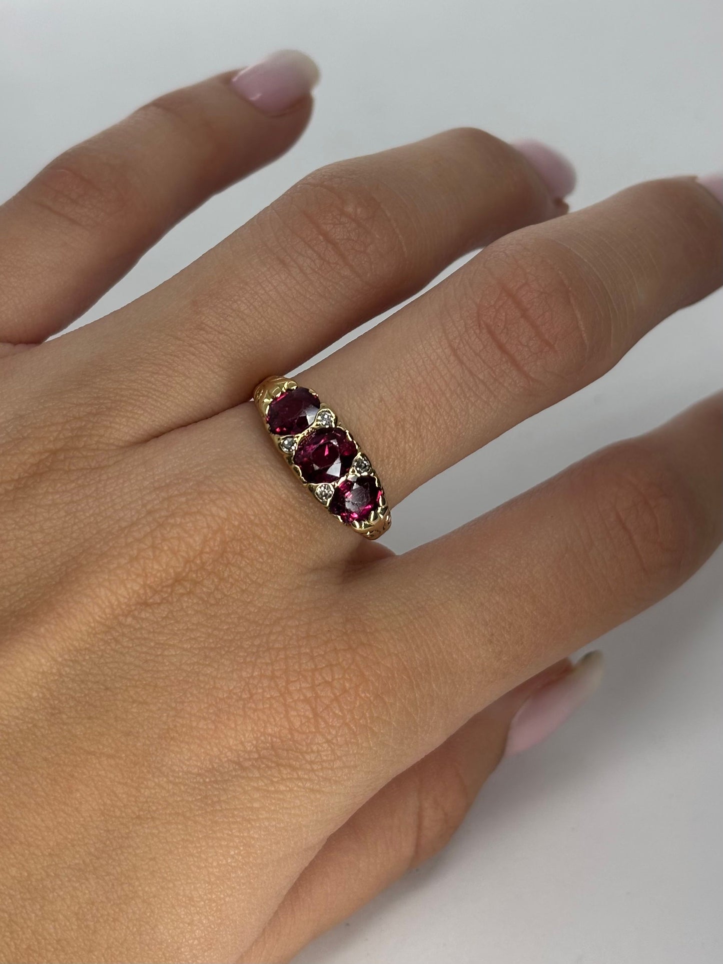 Bague ancienne en or jaune 18K ornée d’un rubis de 2 carats et de diamants totalisant 0,04 ct. Ce bijou raffiné incarne l’élégance et le charme intemporel de la joaillerie ancienne. Le rouge profond du rubis se marie à la brillance délicate des diamants, créant une pièce unique, idéale pour les collectionneurs et les amoureux de bijoux d’exception.