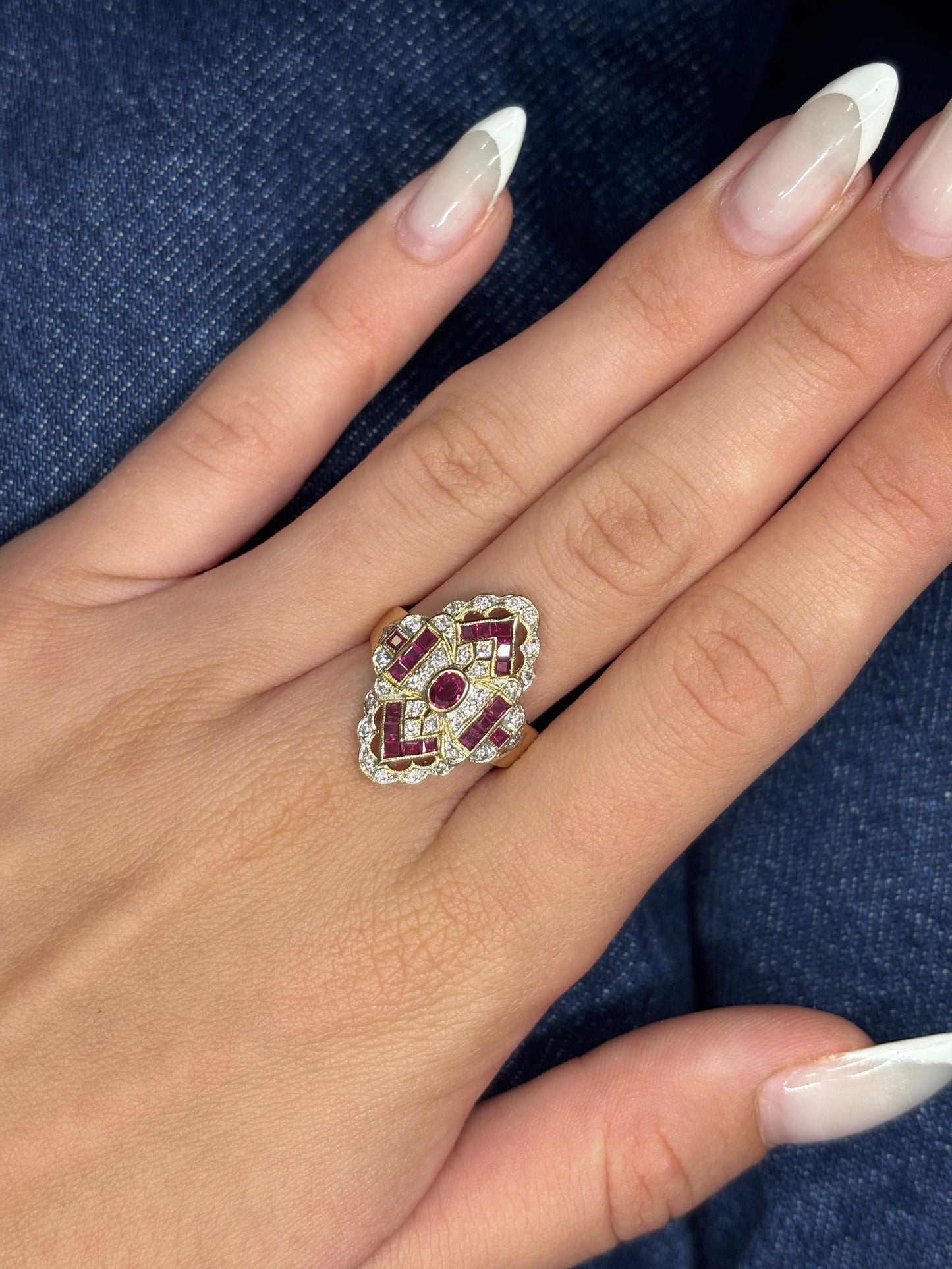 Superbe bague ancienne en or jaune 18 carats, ornée d’un rubis rouge profond de 0,80 ct entouré de 0,20 ct de diamants éclatants. Ce bijou au charme vintage incarne l’élégance intemporelle et la richesse des pierres précieuses. Idéal pour les amatrices de pièces uniques au style rétro.
